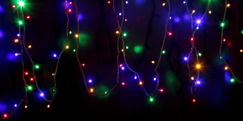 Гирлянда модульная Neon-Night Дюраплей, светодиодная, 200 LED, каучуковый провод, цвет: черный, мульти, 20 м315-159 Гирлянда модульная Neon-Night Дюраплей, светодиодная, 200 LED, каучуковый провод, цвет: черный, мульти, 20 м315-159Светодиодная гирлянду «Дюраплей Led» изготавливают в виде эластичного кабеля со встроенными светодиодами с шагом ламп 10 см. Предусмотрена возможность последовательного подключения. гирлянд. Максимальная длина гирлянды может достигать 300 м! Максимальное количество гирлянд подключаемых в одну цепь - 15.Эта ударопрочная и влагостойкая конструкция идеально подходит для применения на наружных объектах. Высокая степень современной влагозащиты дает возможность для использования гирлянды в сложных климатических условиях. Она нашла широкое применение при подсветке фасадов зданий, новогодних елок, ограждений, мостов, деревьев, арок, магазинов. Великолепно подходит для красочного оформления витрин.Отличительными чертами «Дюраплей Led» стали повышенная яркость излучаемого света, низкое энергопотребление и непревзойденная надежность.В данном комплекте 4 модуля по 5 м с цветом свечения светодиодов мультиколор.