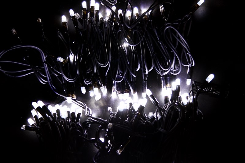 Гирлянда модульная Neon-Night Дюраплей, светодиодная, эффект мерцания, 200 LED, каучуковый провод, цвет: черный, белый, 20 м315-165 Гирлянда модульная Neon-Night Дюраплей, светодиодная, эффект мерцания, 200 LED, каучуковый провод, цвет: черный, белый, 20 м315-165Светодиодная гирлянду «Дюраплей Led» изготавливают в виде эластичного кабеля со встроенными светодиодами с шагом ламп 10 см. Предусмотрена возможность последовательного подключения. гирлянд. Максимальная длина гирлянды может достигать 200 м! Максимальное количество гирлянд подключаемых в одну цепь - 15.Эта ударопрочная и влагостойкая конструкция идеально подходит для применения на наружных объектах. Высокая степень современной влагозащиты дает возможность для использования гирлянды в сложных климатических условиях. Она нашла широкое применение при подсветке фасадов зданий, новогодних елок, ограждений, мостов, деревьев, арок, магазинов. Великолепно подходит для красочного оформления витрин.Отличительными чертами «Дюраплей Led» стали повышенная яркость излучаемого света, низкое энергопотребление и непревзойденная надежность.В данной гирлянде мерцает кадый диод белым цветом свечения, длина 20 м.