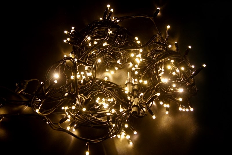 Гирлянда модульная Neon-Night Дюраплей, светодиодная, эффект мерцания, 200 LED, каучуковый провод, цвет: черный, теплый белый, 20 м315-166 Гирлянда модульная Neon-Night Дюраплей, светодиодная, эффект мерцания, 200 LED, каучуковый провод, цвет: черный, теплый белый, 20 м315-166Светодиодная гирлянду «Дюраплей Led» изготавливают в виде эластичного кабеля со встроенными светодиодами с шагом ламп 10 см. Предусмотрена возможность последовательного подключения. гирлянд. Максимальная длина гирлянды может достигать 200 м! Максимальное количество гирлянд подключаемых в одну цепь - 15.Эта ударопрочная и влагостойкая конструкция идеально подходит для применения на наружных объектах. Высокая степень современной влагозащиты дает возможность для использования гирлянды в сложных климатических условиях. Она нашла широкое применение при подсветке фасадов зданий, новогодних елок, ограждений, мостов, деревьев, арок, магазинов. Великолепно подходит для красочного оформления витрин.Отличительными чертами «Дюраплей Led» стали повышенная яркость излучаемого света, низкое энергопотребление и непревзойденная надежность.В данной гирлянде мерцает кадый диод белым цветом свечения, длина 20 м.