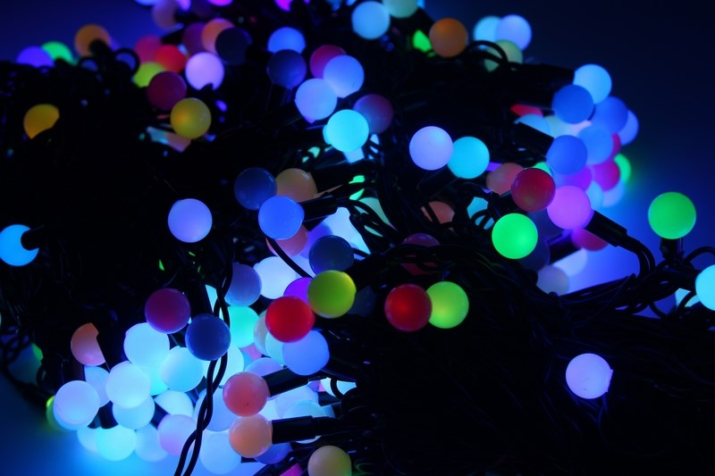 Гирлянда Neon-Night ClipLight. Мультишарики, светодиодная, свечение с динамикой, 24V, цвет: мульти, 3 нити х 20 м323-619 Гирлянда Neon-Night ClipLight. Мультишарики, светодиодная, свечение с динамикой, 24V, цвет: мульти, 3 нити х 20 м323-619Светодиодная гирлянда «Клип лайт Шарики» представляет собой провод, на котором последовательно расположены светодиоды. В готовых комплектах из 3-х или 5-ти нитей длиной 20 метров источники света располагаются на расстоянии 15 см друг от друга.Данная гирлянда «Клип Лайт Шарики» разработана для оформления деревьев и широко применяется в ландшафтном оформлении парков, аллей, садов и др., поэтому она хорошо переносит даже достаточно серьезные перепады температур.Данными комплектами из 3-х нитей можно быстро и удобно украсить небольшие деревья и кустарники.В качестве преимуществ гирлянды можно отметить следующие: более толстый и крепкий провод, невысокое напряжение, хорошая влагозащищенность, высокое разнообразие цветовых решений. . Также гирлянда почти не выделяет тепла, поэтому совершенно безопасна для деревьев и кустарников, а благодаря понижающему трансформатору, которым она укомплектована, гирлянда совершенно безопасна для людей!Данная гирлянда состоит из 3 нитей, представлена в цвете свечения светодиодов мультиколор, стоит отметить, что каждый шарик в данной гирлянде переливается 7-ю цветами.