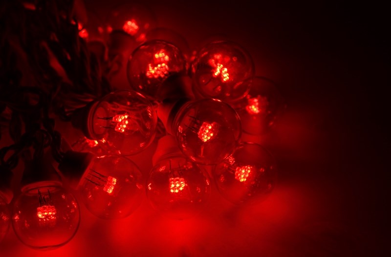 Гирлянда Neon-Night Galaxy Bulb String, светодиодная, влагостойкая, 25 ламп х 6 LED, цвет: белый, красный, 10 м331-302 Гирлянда Neon-Night Galaxy Bulb String, светодиодная, влагостойкая, 25 ламп х 6 LED, цвет: белый, красный, 10 м331-302Специально подготовленный комплект 10м гирлянды Belt Light с уже установленными светодиодными лампами. Теперь Вам не потребуется много времени на подготовку, разрезание единой гирлянды Belt Light, подключение каждого куска в отдельности и вкручивание ламп в каждый патрон, потому что специально для Вас мы сформировали 10-ти метровые комплекты с подключенным 1,5м проводом питания с вилкой, которые останется только повесить и включить в сеть 220В.