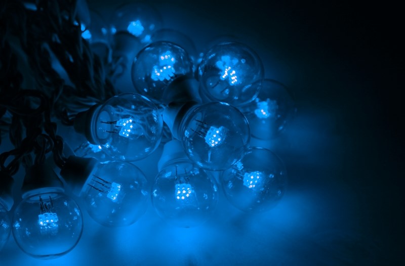 Гирлянда Neon-Night Galaxy Bulb String, светодиодная, влагостойкая, 25 ламп х 6 LED, цвет: белый, синий, 10 м331-303 Гирлянда Neon-Night Galaxy Bulb String, светодиодная, влагостойкая, 25 ламп х 6 LED, цвет: белый, синий, 10 м331-303Специально подготовленный комплект 10м гирлянды Belt Light с уже установленными светодиодными лампами. Теперь Вам не потребуется много времени на подготовку, разрезание единой гирлянды Belt Light, подключение каждого куска в отдельности и вкручивание ламп в каждый патрон, потому что специально для Вас мы сформировали 10-ти метровые комплекты с подключенным 1,5м проводом питания с вилкой, которые останется только повесить и включить в сеть 220В.