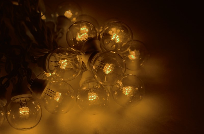 Гирлянда Neon-Night Galaxy Bulb String, светодиодная, влагостойкая, 30 ламп х 6 LED, каучуковый провод, цвет: черный, желтый, 10 м331-321 Гирлянда Neon-Night Galaxy Bulb String, светодиодная, влагостойкая, 30 ламп х 6 LED, каучуковый провод, цвет: черный, желтый, 10 м331-321Гирлянда LED Galaxy Bulb String внешне схожа с гирляндой Belt-light. Отличается она тем, что уже готова к использованию, на шине через каждые 33 см уже смонтированы прозрачные лампочки диаметром 45 мм, в каждой из которой есть 6 диодов. Благодаря своей степени защиты гирлянда может быть использована как в помещении, так и на улице, даже в сильный мороз.Данная гирлянда имеет длину 10 м, на которой равномено расположено 30 лампочек желтого цвета свечения.