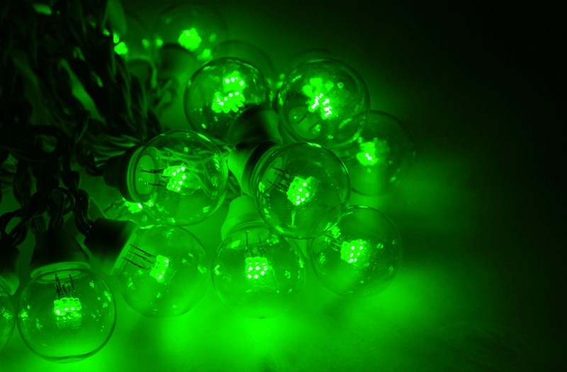 Гирлянда Neon-Night Galaxy Bulb String, светодиодная, влагостойкая, 30 ламп х 6 LED, каучуковый провод, цвет: черный, зеленый, 10 м331-324 Гирлянда Neon-Night Galaxy Bulb String, светодиодная, влагостойкая, 30 ламп х 6 LED, каучуковый провод, цвет: черный, зеленый, 10 м331-324Гирлянда LED Galaxy Bulb String внешне схожа с гирляндой Belt-light. Отличается она тем, что уже готова к использованию, на шине через каждые 33 см уже смонтированы прозрачные лампочки диаметром 45 мм, в каждой из которой есть 6 диодов. Благодаря своей степени защиты гирлянда может быть использована как в помещении, так и на улице, даже в сильный мороз.Данная гирлянда имеет длину 10 м, на которой равномено расположено 30 лампочек зеленого цвета свечения.