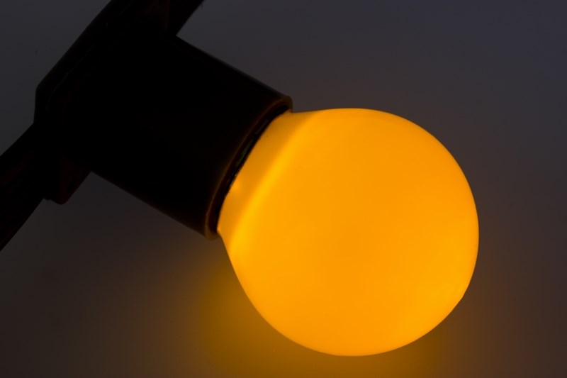 Лампа шар Neon-Night, светодиодная, 3 LED, цоколь Е27, цвет: желтый, диаметр 45 мм405-111 Лампа шар Neon-Night, светодиодная, 3 LED, цоколь Е27, цвет: желтый, диаметр 45 мм405-111Декоративные светодиодные лампы используются с гирляндой Belt Light и служат для украшения улиц, фасадов зданий и интерьеров. Колба лампы имеет форму шара диаметром 45мм, что позволяет увеличить площадь свечения и насыщенность светом окружающего пространства. Она выполнена из ударопрочного цветного поликарбоната. Декоративная лампа имеет стандартный цоколь Е27, при помощи которого установка является весьма простой процедурой не занимающей много времени. Суммарная мощность светодиодов составляет всего 1Вт, что позволяет снизить затраты на электроэнергию и подключить гирлянду большей длины. Светодиодные лампы используются с гирляндами Belt Light двух или пятижильными, а при ипользовании специального контроллера можно создать различные динамические световые эффекты.