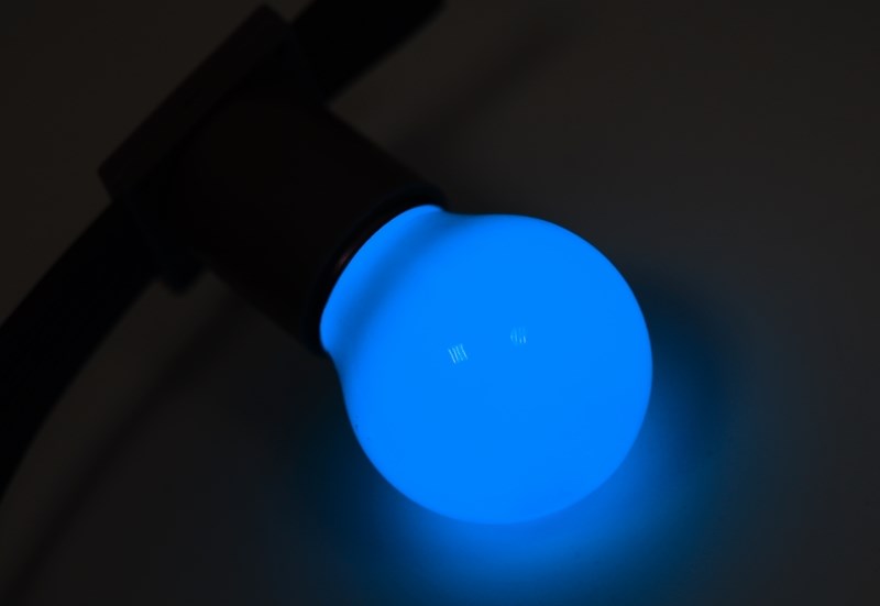 Лампа шар Neon-Night, светодиодная, 3 LED, цоколь Е27, цвет: синий, диаметр 45 мм405-113 Лампа шар Neon-Night, светодиодная, 3 LED, цоколь Е27, цвет: синий, диаметр 45 мм405-113Декоративные светодиодные лампы используются с гирляндой Belt Light и служат для украшения улиц, фасадов зданий и интерьеров. Колба лампы имеет форму шара диаметром 45мм, что позволяет увеличить площадь свечения и насыщенность светом окружающего пространства. Она выполнена из ударопрочного цветного поликарбоната. Декоративная лампа имеет стандартный цоколь Е27, при помощи которого установка является весьма простой процедурой не занимающей много времени. Суммарная мощность светодиодов составляет всего 1Вт, что позволяет снизить затраты на электроэнергию и подключить гирлянду большей длины. Светодиодные лампы используются с гирляндами Belt Light двух или пятижильными, а при ипользовании специального контроллера можно создать различные динамические световые эффекты.