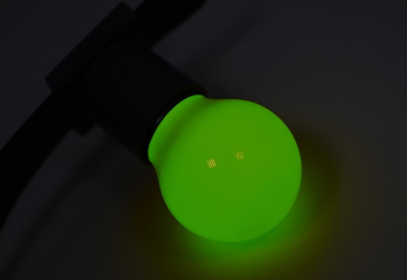 Лампа шар Neon-Night, светодиодная, 3 LED, цоколь Е27, цвет: зеленый, диаметр 45 мм405-114 Лампа шар Neon-Night, светодиодная, 3 LED, цоколь Е27, цвет: зеленый, диаметр 45 мм405-114Декоративные светодиодные лампы используются с гирляндой Belt Light и служат для украшения улиц, фасадов зданий и интерьеров. Колба лампы имеет форму шара диаметром 45мм, что позволяет увеличить площадь свечения и насыщенность светом окружающего пространства. Она выполнена из ударопрочного цветного поликарбоната. Декоративная лампа имеет стандартный цоколь Е27, при помощи которого установка является весьма простой процедурой не занимающей много времени. Суммарная мощность светодиодов составляет всего 1Вт, что позволяет снизить затраты на электроэнергию и подключить гирлянду большей длины. Светодиодные лампы используются с гирляндами Belt Light двух или пятижильными, а при ипользовании специального контроллера можно создать различные динамические световые эффекты.