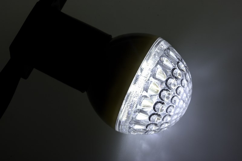 Лампа шар Neon-Night, светодиодная, 9 LED, цоколь Е27, цвет: белый, диаметр 50 мм405-215 Лампа шар Neon-Night, светодиодная, 9 LED, цоколь Е27, цвет: белый, диаметр 50 мм405-215Декоративные светодиодные лампы используются с гирляндой Belt Light и служат для украшения улиц, фасадов зданий и интерьеров. Колба лампы имеет форму шара диаметром 50мм, что позволяет увеличить площадь свечения и насыщенность светом окружающего пространства. Она выполнена из ударопрочного поликарбоната. Декоративная лампа имеет стандартный цоколь Е27, при помощи которого установка является весьма простой процедурой не занимающей много времени. Суммарная мощность светодиодов составляет всего 3Вт, что позволяет снизить затраты на электроэнергию и подключить гирлянду большей длины. Светодиодные лампы используются с гирляндами Belt Light двух или пятижильными, а при ипользовании специального контроллера можно создать различные динамические световые эффекты.