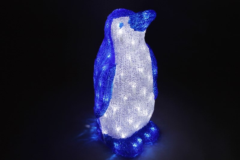 Фигура акриловая светодиодная Neon-Night Пингвин, 100 LED, с понижающим трансформатором, 50 см513-250 Фигура акриловая светодиодная Neon-Night Пингвин, 100 LED, с понижающим трансформатором, 50 см513-250Акриловые фигуры за несколько лет вызвали большой интерес у дизайнеров и частных клиентов. С каждым годом расширяется не только ассортимент акриловых фигур, но и появляются новые технологии нанесения акрила. Эти яркие, светящиеся объемные фигуры, состоящие из металлического каркаса, акрила и светодиодов, применяются для оформления и создания новогодней атмосферы в кафе, ресторанах, торговых центрах, магазинах, на площадях и перед входом, а также просто в частных домах и квартирах. Все фигуры укомплектованы понижающим трансформатором , что обеспечивает безопасность при контактировании, а так же имеют степень защиты IP 44, что позволяет использовать их как в помещении, так и на улице. Акриловая светодиодная фигура Пингвин высотой 50 см, светящаяся более чем 100 ярких диодов, выполнена по специальной технологии нанесения акрила. Она позволит Вам создать ту самую, настояющую новогоднюю атмосферу и принести сотни радостных улыбок.