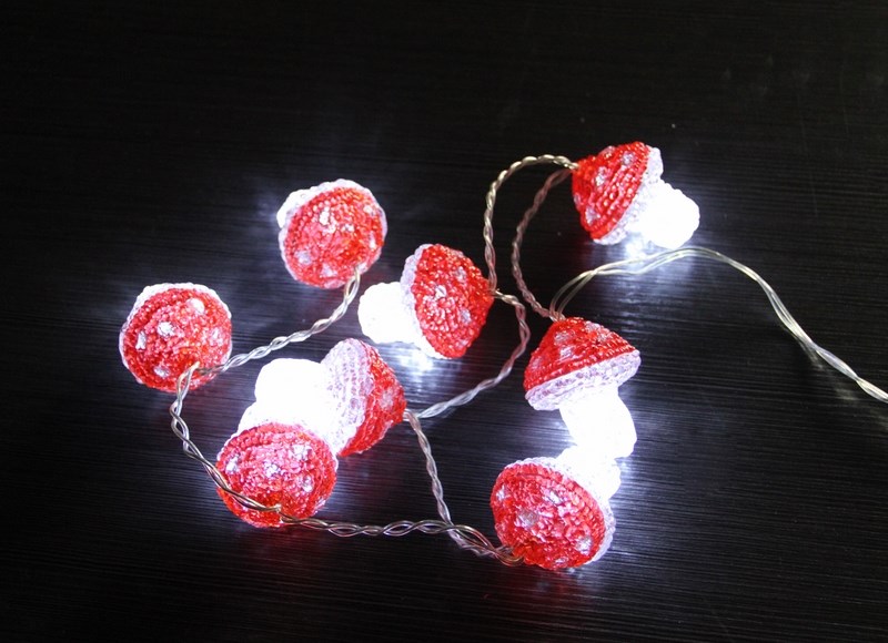 Фигура акриловая светодиодная Neon-Night Грибы, 8 LED, с понижающим трансформатором, 8 шт, 6 см513-257 Фигура акриловая светодиодная Neon-Night Грибы, 8 LED, с понижающим трансформатором, 8 шт, 6 см513-257Акриловые фигуры за несколько лет вызвали большой интерес у дизайнеров и частных клиентов. С каждым годом расширяется не только ассортимент акриловых фигур, но и появляются новые технологии нанесения акрила. Эти яркие, светящиеся объемные фигуры, состоящие из металлического каркаса, акрила и светодиодов, применяются для оформления и создания новогодней атмосферы в кафе, ресторанах, торговых центрах, магазинах, на площадях и перед входом, а также просто в частных домах и квартирах. Все фигуры укомплектованы понижающим трансформатором , что обеспечивает безопасность при контактировании, а так же имеют степень защиты IP 44, что позволяет использовать их как в помещении, так и на улице. Акриловая светодиодная фигура Грибы 8 шт высотой 6 см, светящаяся более чем 8 ярких диодов на каждом грибе, выполнена по специальной технологии нанесения акрила. Она позволит Вам создать ту самую, настояющую новогоднюю атмосферу и принести сотни радостных улыбок.