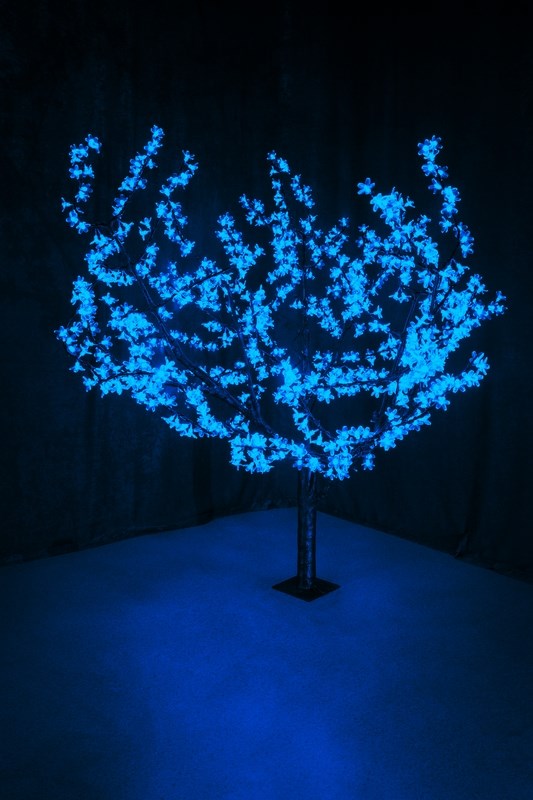 Светодиодное дерево Neon-Night Сакура, цвет: синий, диаметр кроны 180 см, высота 150 см531-103 Светодиодное дерево Neon-Night Сакура, цвет: синий, диаметр кроны 180 см, высота 150 см531-103Световое дерево Сакура представляет собой имитацию цветущей японской сакуры. Оно используется для декоративного освещения интерьеров и ландшафтов. Такое дерево может стать прекрасным украшением для вашего дома, офиса, торгового зала, кафе, ресторана или загородного участка. Оно создаст уют, придаст оригинальный стиль и необходимый вам колорит независимо от времени года.Конструкция имеет лекгосплавной каркас в оболочке из темного пластика. На ветках дерева расположены яркие светодиодные гирлянды с силиконовыми насадками (цветками). Светодиодное дерево выглядит очень натурально. Питание осуществляется через сетевой трансформатор, поэтому изделие является низковольтным и может использоваться в уличных условиях.Диаметр кроны: 1,8 м.Высота дерева: 1,5 м.864 лепестка.