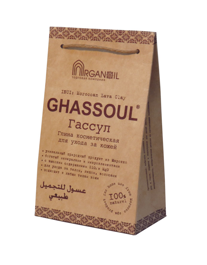 Дом Арганы Глина королевская GhassoulГассул вулканическая, 300 гр70445 Дом Арганы Глина королевская GhassoulГассул вулканическая, 300 гр70445Косметическая глина Гассул вулканического происхождения обладает мягким отшелушивающим и моющим свойствами, легко мылится. Глина смягчает и тонизирует кожу, сужает и очищает поры, разглаживает мелкие морщины. Используется для укрепления волосяной луковицы, ускорения роста волос, уменьшения их выпадения, нормализация жирового баланса. Способствует устранению локальных жировых отложений, улучшению двигательной функции при некоторых видах артритов, артрозов, сопровождающихся отечностью сустава и отложением солей мочевой кислоты. Абсорбирует токсины, применяется при хронических заболеваниях кожи (дерматиты, себорея, экзема, псориаз).Минеральный состав: кремний, магний, железо, цинк, натрий, калий. Способ применения: в керамической или стеклянной посуде развести глину до пастообразной консистенции. Затем распределить гассул на тело, лицо или волосы. Подождать 5 минут, затем смыть водой. Характеристики:Состав:глина вулканическая сукновальная в порошке. Вес: 300 г. Производитель: Марокко. Товар сертифицирован.