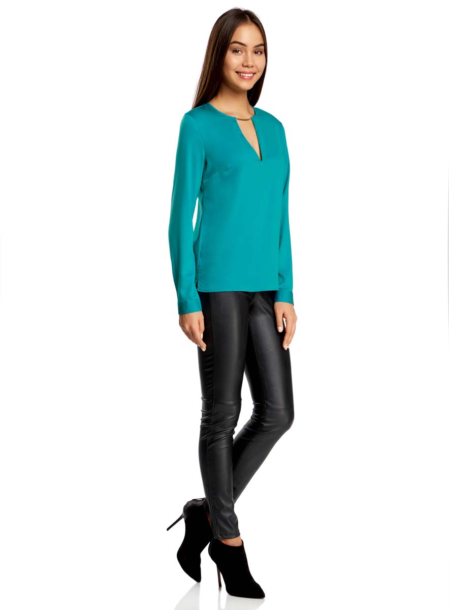 Блузка женская oodji Collection, цвет: бирюзовый. 21400396/38580/7300N. Размер 40 (46-170)21400396/38580/7300N Блузка женская oodji Collection, цвет: бирюзовый. 21400396/38580/7300N. Размер 40 (46-170)21400396/38580/7300NЖенская блузка oodji Collection изготовлена из легкой ткани свободного кроя. Блузка имеет длинные рукава и оригинальный вырез горловины, дополненный декоративной вставкой. На спинке так же имеется вырез-капелька. Застегивается сзади и на манжетах на металлические пуговицы.