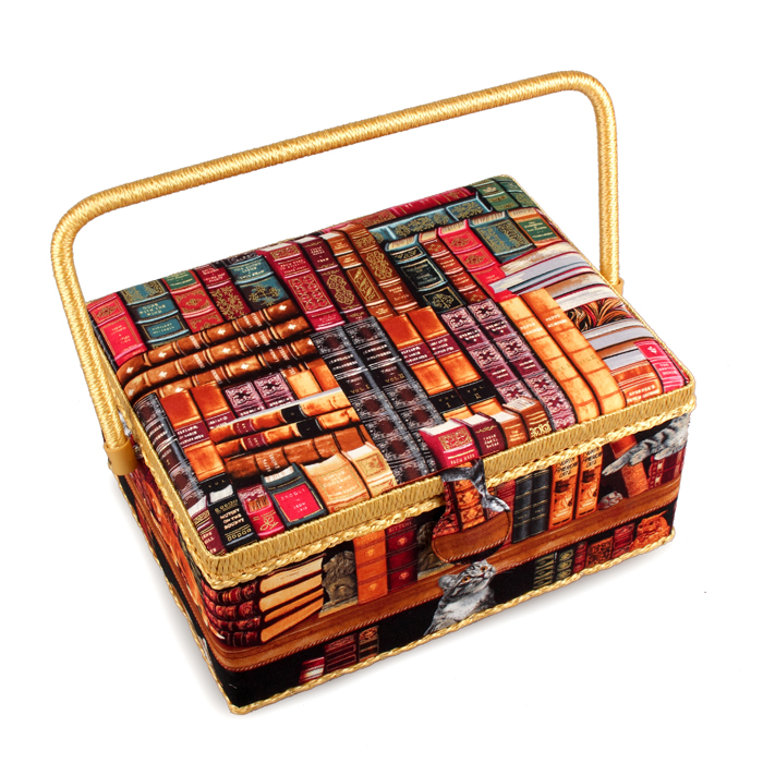 Шкатулка для рукоделия RTO, с вкладышем, 32,5 x 24,5 x 16 см3879-RT-18 Шкатулка для рукоделия RTO, с вкладышем, 32,5 x 24,5 x 16 см3879-RT-18Шкатулка для рукоделия RTO обтянута мягкой тканью с принтом. Ручка шкатулки и кромка выполнены из пластика. Внутри обтянута тканью и имеет кармашек для мелочей, игольницу и пластиковый лоток с разделителями для хранения мелочей, который при желании можно снять. Шкатулка очень удобна в использовании, и к тому же станет украшением вашего домашнего интерьера!