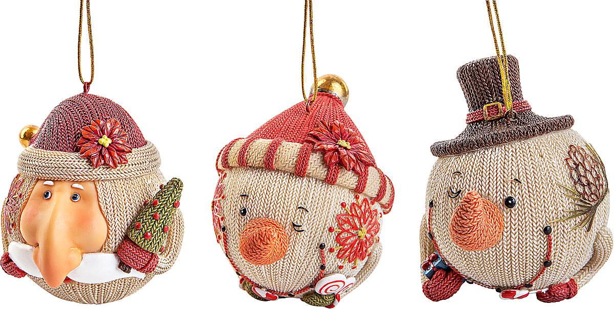 Набор украшений декоративных подвесных Mister Christmas. SM-SET1SM-SET1 Набор украшений декоративных подвесных Mister Christmas. SM-SET1SM-SET1Набор статуэток Mister Christmas 3 шт.Высота: 10 см. Материал: полистоун.Идея новогодних украшений от Mister Christmas берет свое начало из времен средне- вековой Шотландии, когда появилась традиция праздновать Новый год или Хогмани, как его называют сами шотландцы. В основном люди жили очень бедно и не могли себе позволить дорогие украшения для новогодней елки. И в те далекие времена не было специальных игрушек. Елки украшали предметами, которые люди сами делали вручную. Среди них особую популярность имели вязаные игрушки из шерсти. Большая часть населения занималась овцеводством, поэтому наиболее доступным материалом для простого народа была именно овечья шерсть. Пастухи стригли овец и изготавливали шерстяные нити. Их жены вечерами, когда было свободное время для отдыха, вязали одежду, различные игрушки для детей, а также поделки, которые дарили на разные праздники. Эти украшения представляли из себя сказочных существ: русалок, гномов, духов деревьев, водяных духов и других. Изготовленные вручную поделки люди дарили родным и друзьям на разные праздники. Одним из таких праздников был Новый год. Подаренные украшения вешали на растущую рядом с домом елку. Она стояла весь год нарядная и каждый день напоминала о новогоднем празднике, продлевая минуты радости, тепла и счастья в то нелегкое время.