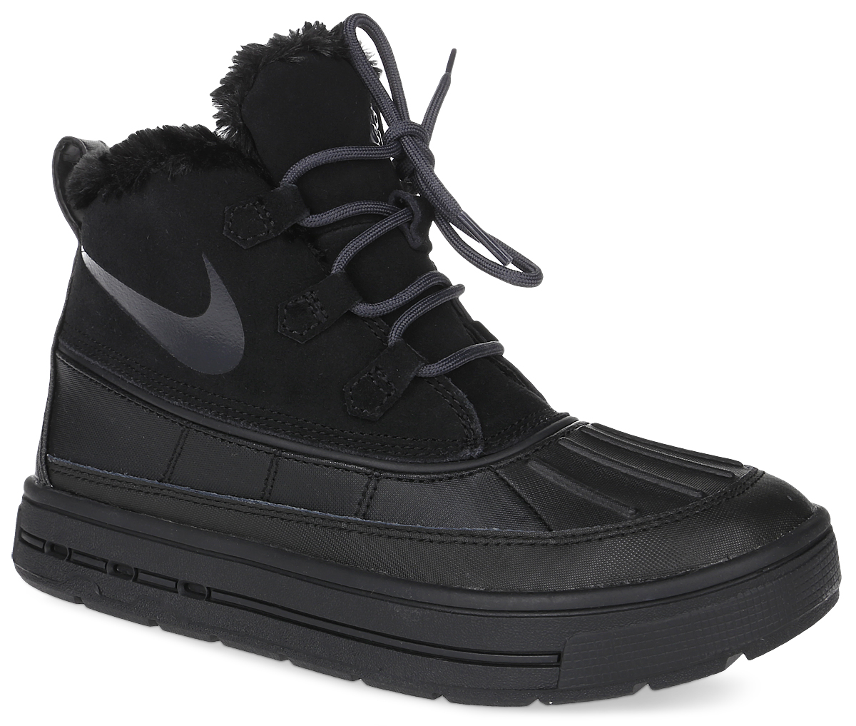 Ботинки детские Nike Woodside Chukka 2 (GS), цвет: черный. 859425-002. Размер 4,5 (36)859425-002 Ботинки детские Nike Woodside Chukka 2 (GS), цвет: черный. 859425-002. Размер 4,5 (36)859425-002Ботинки Nike Woodside Chukka 2 выполнены из сочетания искусственной и натуральной кожи, дополнена резиновой вставкой. Подкладка изготовлена из искусственного меха. Модель на шнуровке. Вставка phylon по всей длине подошвы обеспечивают мягкую амортизацию. Резиновая подошва оснащена протектором.
