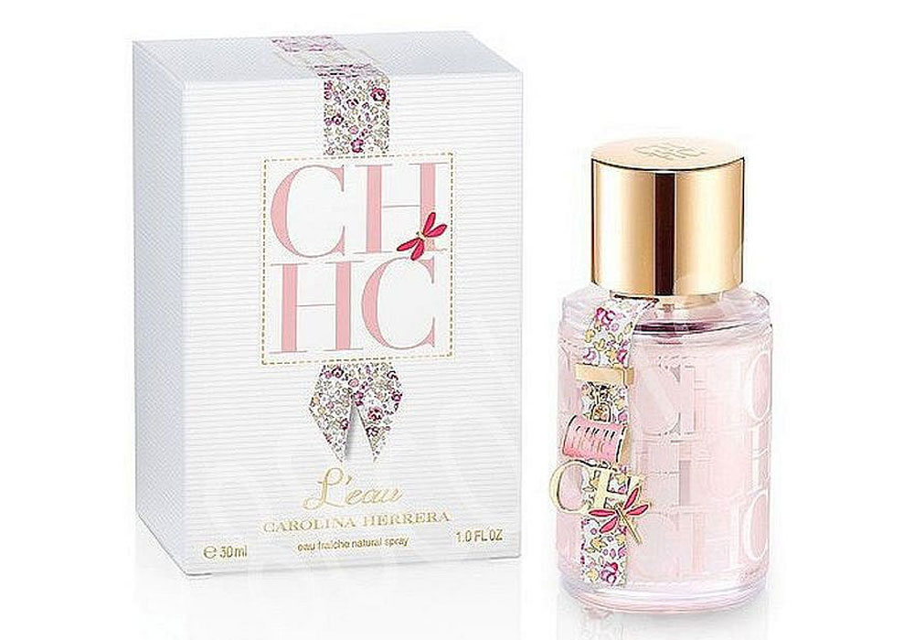 Carolina Herrera CH Leau lady Туалетная вода женская, 30 мл962198 Carolina Herrera CH Leau lady Туалетная вода женская, 30 мл962198Очаровательная и экстравагантная парфюмерная Вселенная ароматов CH представляет новую линию … цветочную, свежую, игривую. Она воплощает в себе изысканный и элегантный образ жизни в стиле CH. Поддайтесь очарованию этого аромата. Флакон выполнен из материалов высокого качества: розовое стекло с золотой отделкой отражает свежесть и мягкость аромата. Восхитительная подвеска с миниатюрной сумочкой CH и очаровательной стрекозой дополняет изумительный дизайн флакона. CH L Eau - искрящийся, прозрачный и притягательный аромат. Его парфюмерная композиция пробуждает настроение игривости, легкости и свободы. Цветочное безумие. Цветы цитрусовых: Цветок лимона, цветок апельсина, Бергамот. Фруктовые цветы: Османтус, Фрезия. Цветы: Ландыш, жасмин, фиалка, гелиотроп. Цветы деревьев: Цветок сандала, цветок лавра, цветок корицы, яблоневый цвет.