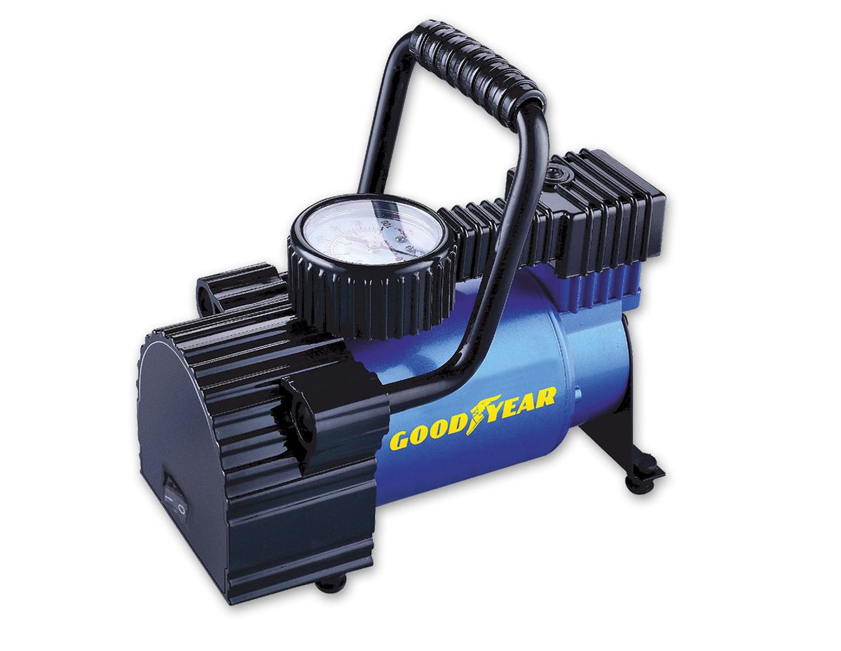 Компрессор воздушный Goodyear GY-30L, 30 л/минGY000101 Компрессор воздушный Goodyear GY-30L, 30 л/минGY000101Классический поршневой компрессор со стандартной производительностью Компрессор воздушный Goodyear GY-30L предназначен для накачивания автомобильных шин, колес, велосипедов, мячей и матрацев. Эргономичная конструкция с разборной ручкой, а так же матерчатой сумкой в комплекте, позволяет спрятать компрессор в любую нишу автомобиля. Особенности: Не требует обслуживания; Накачивает колесо R-16 за 5 минут; Высокоточный манометр; Сумка и набор переходников в комплекте; Флажковый предохранитель в капсуле на контактном проводе; Расширенная гарантия (3 года); Оригинальный лицензированный продукт.