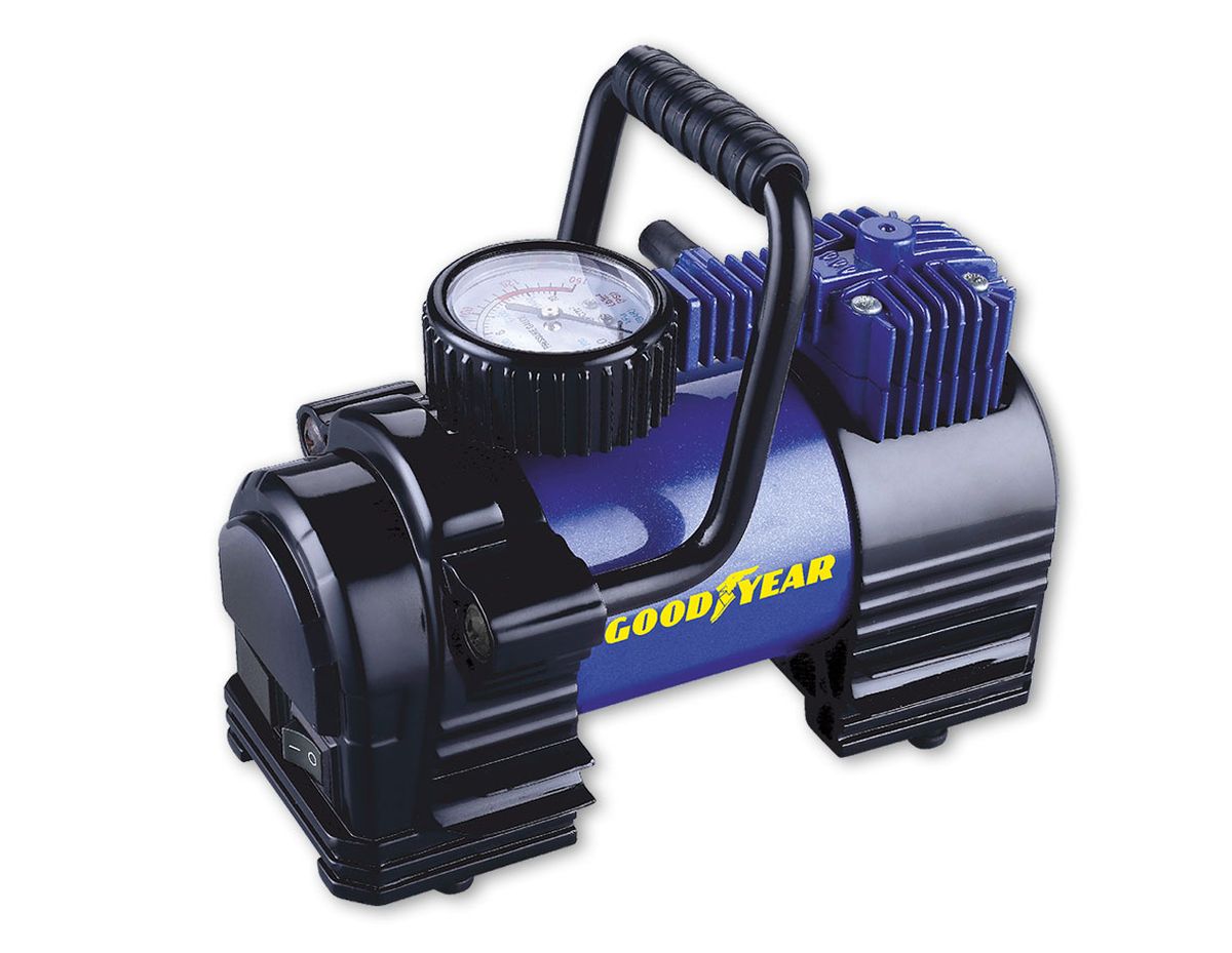 Компрессор воздушный Goodyear GY-35L, 35 л/минGY000102 Компрессор воздушный Goodyear GY-35L, 35 л/минGY000102Воздушный компрессор поршневого типа с повышенной производительностью Goodyear GY-35L предназначен для накачивания автомобильных шин, колес, велосипедов, мячей и матрацев. Увеличенная мощность двигателя, а так же эффективная система охлаждения позволяет сократить время накачки до 20 %. Дополнительно в компрессоре предусмотрены пазы для крепления воздушного шланга, упрощающие разборку и укладку компрессора. Особенности: Не требует обслуживания; Накачивает колесо R-16 за 4 минуты; Высокоточный манометр; Сумка и набор переходников в комплекте; Флажковый предохранитель в капсуле на контактном проводе; Металлический радиатор охлаждения камеры поршня; Съемная ручка для переноски; Расширенная гарантия (3 года) ; Оригинальный лицензированный продукт.
