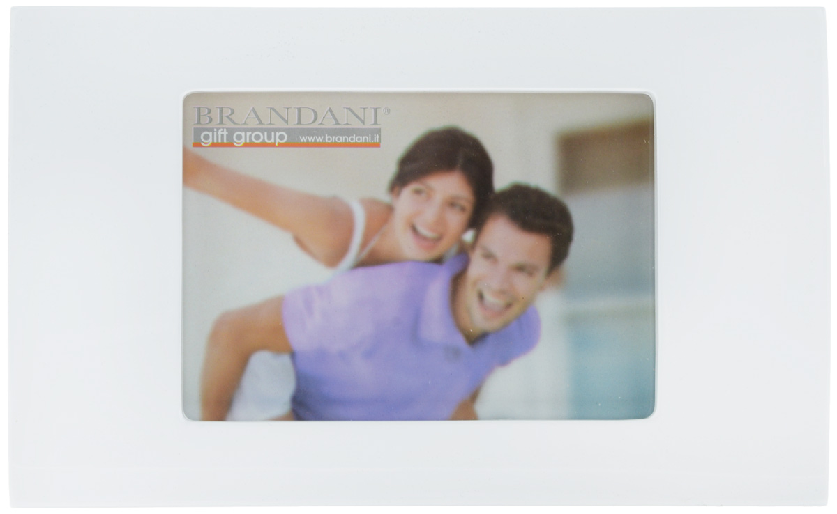 Фоторамка Brandani, цвет: белый, 13 х 18 см56154 Фоторамка Brandani, цвет: белый, 13 х 18 см56154Фоторамка Brandani выполненная из пластика, имеет оригинальный выпуклый дизайн. Оборотная сторона рамки оснащена специальной ножкой, благодаря которой ее можно поставить на стол или любое другое место в доме или офисе. Также изделие оснащено креплениями для подвешивания на стену. Такая фоторамка поможет вам оригинально и стильно дополнить интерьер помещения, а также позволит сохранить память о дорогих вам людях и интересных событиях вашей жизни.Размер фоторамки: 28,3 х 17,5 см.Подходит для фотографий размером: 13 х 18 см.