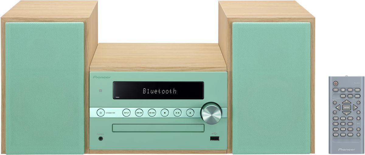 Pioneer X-CM56, Green музыкальный центр1500176 Pioneer X-CM56, Green музыкальный центр1500176Система Pioneer X-CM56 достаточно небольшая, чтобы помещаться практически в любом месте, и достаточно большая, чтобы и гостиную наполнить достаточным звучанием.Интеллектуальный, навеянный скандинавскими мотивами, дизайн допускает различные варианты установки и может благодаря четырем различным цветовым сочетаниям безупречно интегрироваться в любой интерьер: наряду со стилизацией под дерево с классическими белыми и черными передними панелями, в качестве свежих штрихов на выбор представляются такие цветовые сочетания, как бук с абрикосом и бук с мятой.В музыкальном плане здесь правит разнообразие: к таким классическим источникам, как FM-радио и CD-проигрыватель, присоединились смартфоны и карты памяти, причем последние просто вставляются в USB-порт на передней панели, а первые подключаются по беспроводной сети через NFC/Bluetooth и всего лишь одним движением руки.Независимо от местоположения звучание X-CM 56 удивит вас, так как ее регулятор, усилитель низких частот и эквалайзер могут адаптировать его под акустику помещения и вкус слушающего. И, наконец, компания Pioneer подумала также и об индивидуально программируемой функцией будильника, которая приветствует вас по утрам любимой музыкой в превосходном стереофонического качестве.