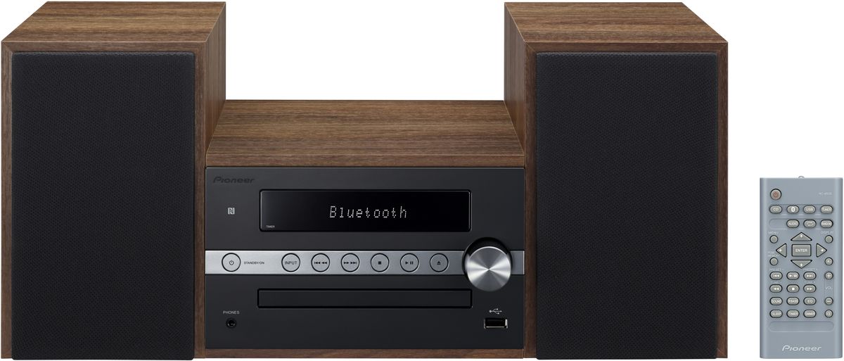 Pioneer X-CM56, Black музыкальный центр1500134 Pioneer X-CM56, Black музыкальный центр1500134Система Pioneer X-CM56 достаточно небольшая, чтобы помещаться практически в любом месте, и достаточно большая, чтобы и гостиную наполнить достаточным звучанием.Интеллектуальный, навеянный скандинавскими мотивами, дизайн допускает различные варианты установки и может благодаря четырем различным цветовым сочетаниям безупречно интегрироваться в любой интерьер: наряду со стилизацией под дерево с классическими белыми и черными передними панелями, в качестве свежих штрихов на выбор представляются такие цветовые сочетания, как бук с абрикосом и бук с мятой.В музыкальном плане здесь правит разнообразие: к таким классическим источникам, как FM-радио и CD-проигрыватель, присоединились смартфоны и карты памяти, причем последние просто вставляются в USB-порт на передней панели, а первые подключаются по беспроводной сети через NFC/Bluetooth и всего лишь одним движением руки.Независимо от местоположения звучание X-CM 56 удивит вас, так как ее регулятор, усилитель низких частот и эквалайзер могут адаптировать его под акустику помещения и вкус слушающего. И, наконец, компания Pioneer подумала также и об индивидуально программируемой функцией будильника, которая приветствует вас по утрам любимой музыкой в превосходном стереофонического качестве.