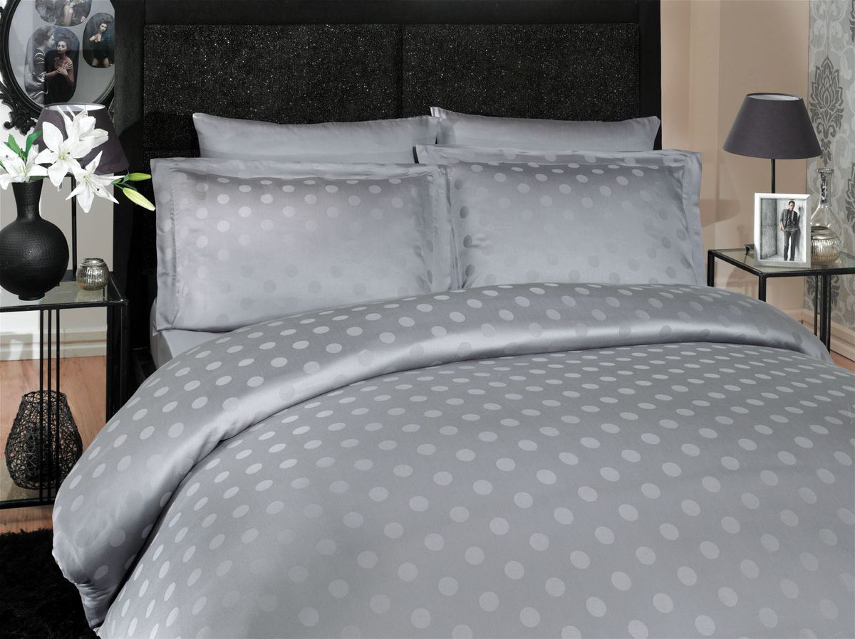 Комплект белья Hobby Home Collection Diamond Spot, евро, наволочки 50x70, 70x70, цвет: серый1501000004 Комплект белья Hobby Home Collection Diamond Spot, евро, наволочки 50x70, 70x70, цвет: серый1501000004Комплект белья Hobby Home Collection состоит из простыни, пододеяльника и 4 наволочек. Белье выполнено из бамбуковой пряжи - мягкого и легкого материала с приятным блеском. Хорошо пропускает влагу.По тонкости и белизне бамбук напоминает классическую вискозу, а также обладает высокой прочностью. К тому же в противовес другим натуральным тканям, он практически не меняется и не электризуется. Даже после пятидесяти стирок, ткань остается антибактериальной.Постельное белье из такой ткани идеально подходит для аллергиков и детей, поскольку не вызывает аллергии. Есть еще одно свойство бамбука - он полезен для кожи благодаря содержащимся в бамбуке аминокислотам.