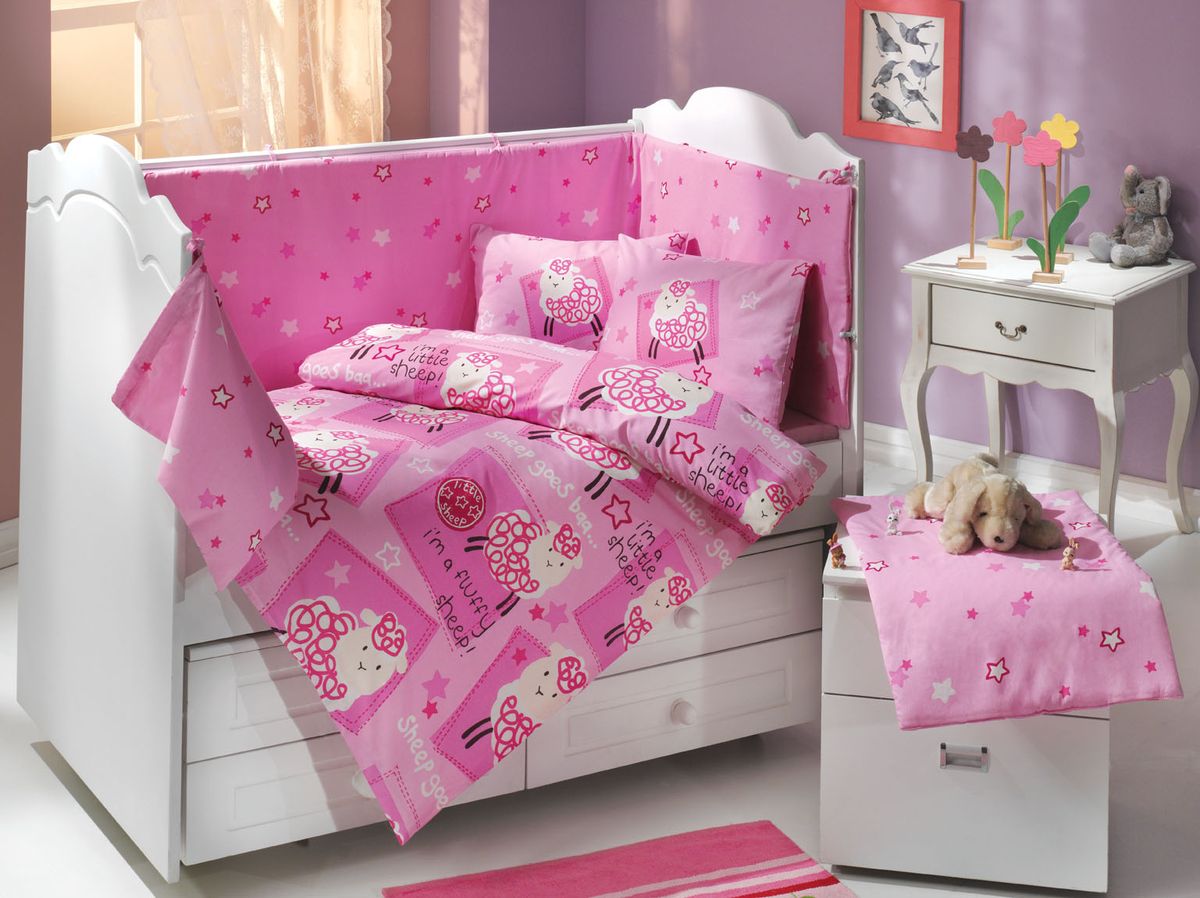 Hobby Home Collection Комплект детского белья Little Sheep, наволочки 35x45, цвет: розовый1501000013 Hobby Home Collection Комплект детского белья Little Sheep, наволочки 35x45, цвет: розовый1501000013Комплект детского белья Little Sheep: Пододеяльник 1шт - 100x150 см. Простыня 1 шт - 100x150 см.Наволочка 2 шт - 35x45 см.Наволочка 1 шт - 40х60 см. По легенде этот материал впервые произвели во французской резиденции Папы Римского, городе Авиньон. За это ткань назвали поплином, что означает папский. По своим характеристикам она напоминает бязь, однако, на ощупь гораздо более мягкая и гладкая. Прекрасные потребительские качества обеспечили поплину популярность у розничного покупателя: ткань не выцветает и не мнется, ее можно не гладить вообще; не линяет и не деформируется при стирке до сорока градусов; на сто процентов состоит из натуральных хлопковых волокон.