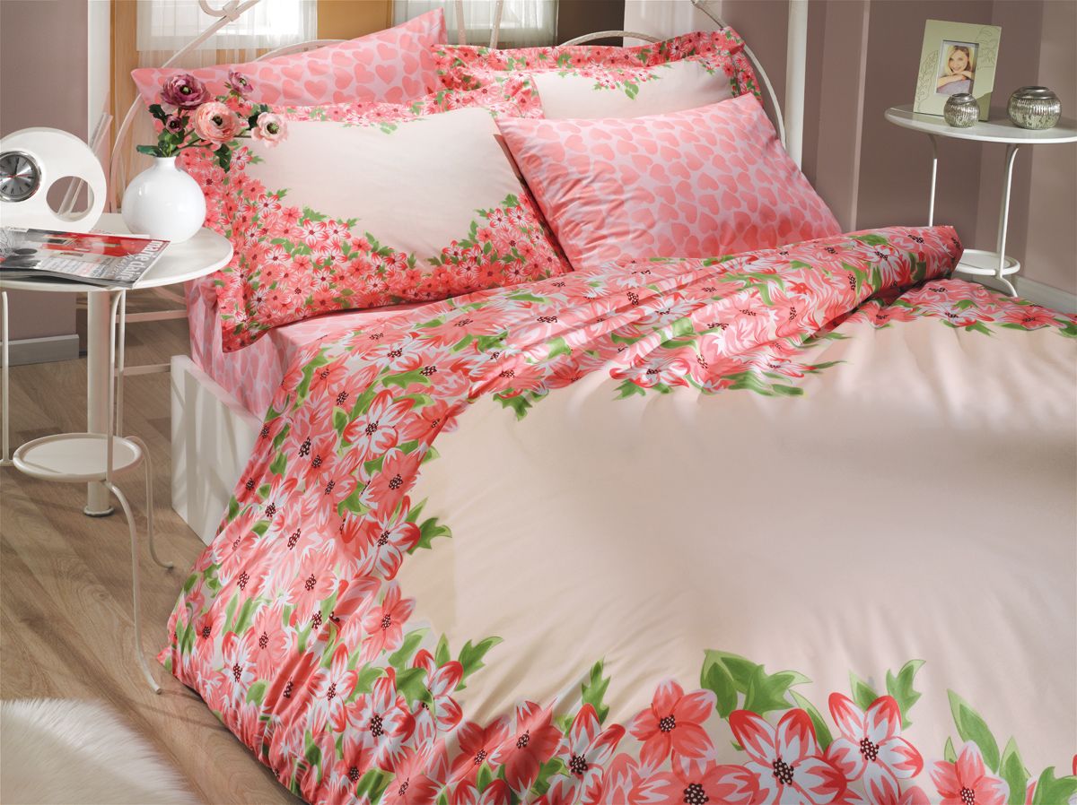 Комплект белья Hobby Home Collection Esperanza, евро, наволочки 50x70, 70x70, цвет: красный1501000096 Комплект белья Hobby Home Collection Esperanza, евро, наволочки 50x70, 70x70, цвет: красный1501000096Комплект белья Hobby Home Collection состоит из простыни, пододеяльника и 4 наволочек. Белье выполнено из поплина - это ткань из 100% натурального хлопка. По легенде этот материал впервые произвели во французской резиденции Папы Римского, городе Авиньон. За это ткань назвали поплином, что означает папский. По своим характеристикам она напоминает бязь, однако, на ощупь гораздо более мягкая и гладкая. Прекрасные потребительские качества обеспечили поплину популярность у розничного покупателя: ткань не выцветает и не мнется, ее можно не гладить вообще; не линяет и не деформируется при стирке до сорока градусов; на сто процентов состоит из натуральных хлопковых волокон.