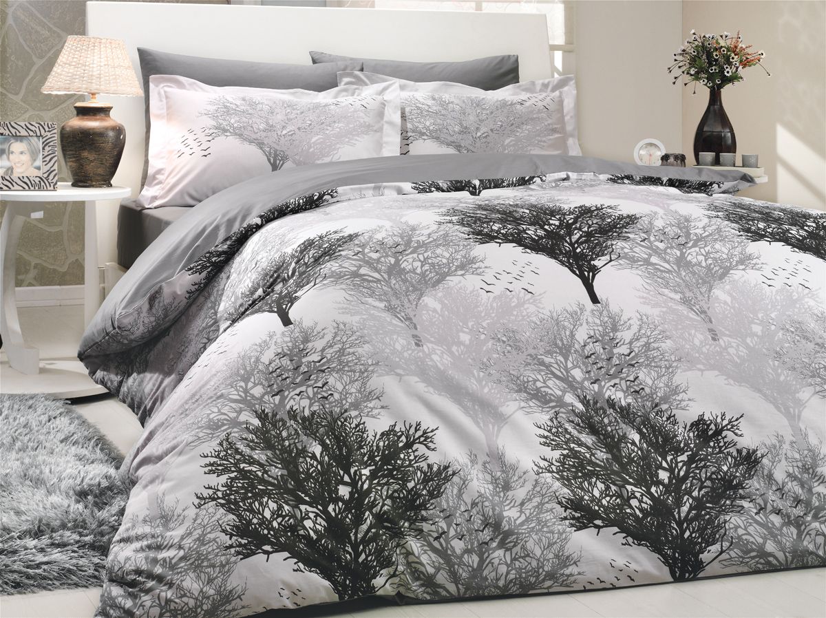 Комплект белья Hobby Home Collection Juillet, евро, наволочки 50x70, 70x70, цвет: серый1501000121 Комплект белья Hobby Home Collection Juillet, евро, наволочки 50x70, 70x70, цвет: серый1501000121Комплект постельного белья Hobby Home Collection изготовлен из высококачественного поплина. Поплин - это ткань, изготавливаемая традиционным полотняным плетением из 100% хлопка, но из нитей разного калибра, за счет чего полотно получается с легким рубчиковым рельефом. По многим характеристикам ткань похожа на бязь, но на ощупь гораздо приятнее — более гладкая и мягкая. Поплин обладает лучшими свойствами ткани для постельного белья. Он плотный и в то же время мягкий на ощупь, износостойкий, немнущийся, гигроскопичный и неприхотливый в уходе, а после стирки практически не нуждается в глажке. Поплин обладает множеством преимуществ: - белье из него плотное, прочное и износостойкое; - не выцветает и не сминается; - не линяет и не деформируется (при стирке до 40°С); - натуральный хлопок в составе обеспечивает абсолютную гигиеничность постельного белья; - поплин хорошо вентилируется и впитывает влагу, отводя ее излишки от тела. По легенде этот материал впервые произвели во французской резиденции Папы Римского, городе Авиньон. За это ткань назвали поплином, что означает папский. С тех пор, вслед за Европой, полотно покорило весь мир, и на сегодня это самый востребованный материал для постельного белья. Постельное белье имеет 3D рисунок. Это объемный рисунок, который позволяет увидеть изображение более реальным, живым. 3D печать на постельном белье невозможна простым способом. Для достижения высокого качества применяется Digital textile printing (англ. Digital textile printing - прямая цифровая печать по текстилю) — способ нанесения изображения на ткань, предполагающий прямую реактивную печать. Сам вид такой печати обеспечивает долговечность нанесенного изображения. На ткань, наносится ультрачеткое и яркое 3D изображение, вследствие чего картинка выглядит очень реалистично. Просматриваются даже самые мелкие детали. Постельное белье из поплина способно не только создать идеальные условия для сна, но и стать настоящим украшением вашей спальни.