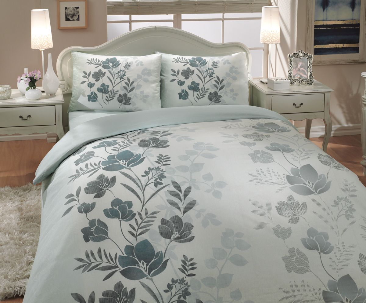 Комплект белья Hobby Home Collection Flore, семейный, наволочки 50x70, 70x70, цвет: зеленыйS03301004 Комплект белья Hobby Home Collection Flore, семейный, наволочки 50x70, 70x70, цвет: зеленыйS03301004Комплект белья Hobby Home Collection состоит из простыни, 2 пододеяльником и 4наволочек. Белье выполнено из ранфорса - это ткань из 100% натуральногохлопка, котораялегко стирается, практичнее льна, подстраивается под температуру воздуха -зимой на такомбелье тепло, летом - прохладно. Мягкость и нежность материала создает чувствокомфорта изащищенности. У хлопка хорошая проводимость тепла, поэтому постельное бельеиз него можетнадолго оставаться свежим.Постельное белье с оригинальными дизайнами станет отличным выбором длялюдей,стремящихся всегда быть стильными.