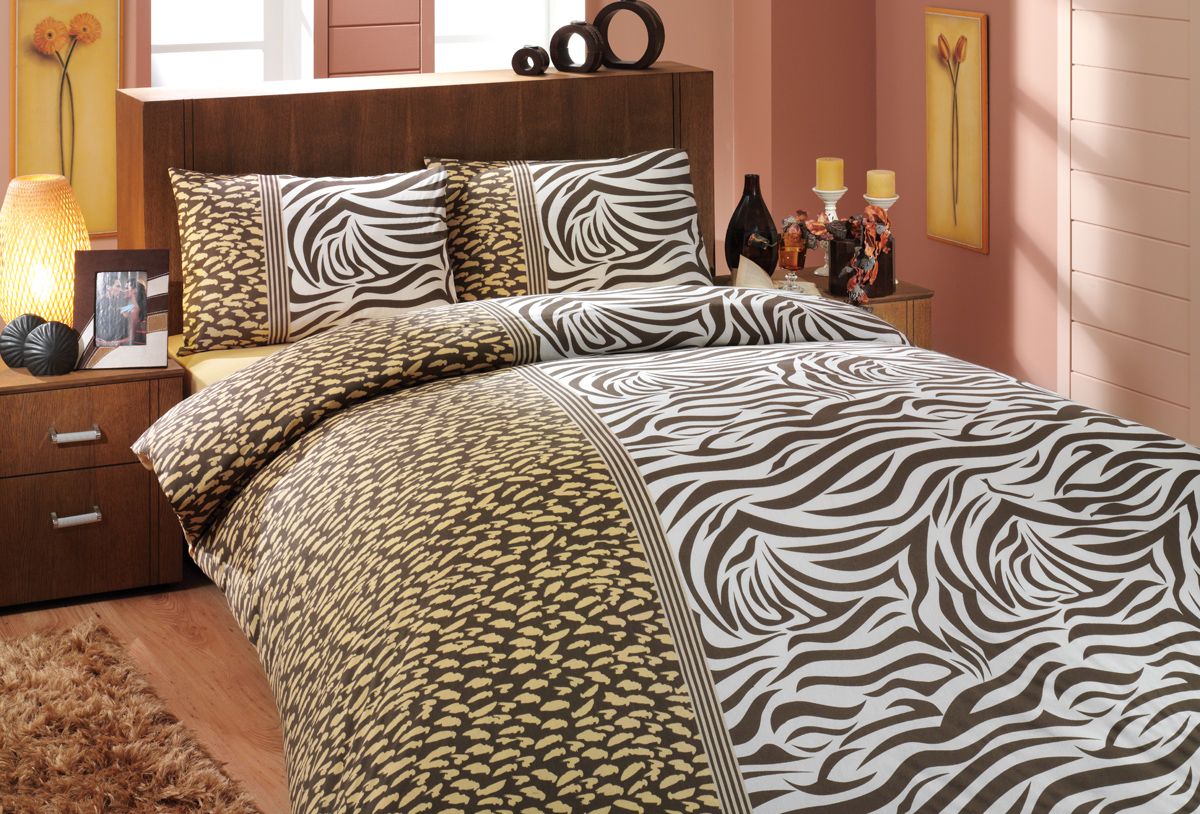 Комплект белья Hobby Home Collection Virginia, 1,5-спальный, наволочка 50х70, цвет: коричневый1501000283 Комплект белья Hobby Home Collection Virginia, 1,5-спальный, наволочка 50х70, цвет: коричневый1501000283Комплект постельного белья Hobby Home Collection изготовлен из высококачественного ранфорса (100% натурального хлопка). Ранфорс по своим техническим и тактильным свойствам значительно лучше бязи, практичнее льна и служит более недорогой альтернативой сатину. Ткань подстраивается под температуру воздуха: зимой на таком белье тепло, а летом прохладно. Белье легко стирается, обладает высокой гигроскопичностью и воздухопроницаемостью. Оно является достаточно прочным и стойким к деформациям, поэтому способно выдержать многочисленные циклы стирки. При этом на протяжении всего срока службы белье сохраняет мягкость и легкость. Стильный продукт с оригинальными дизайнами станет отличным выбором для людей, стремящихся всегда быть в центре внимания.