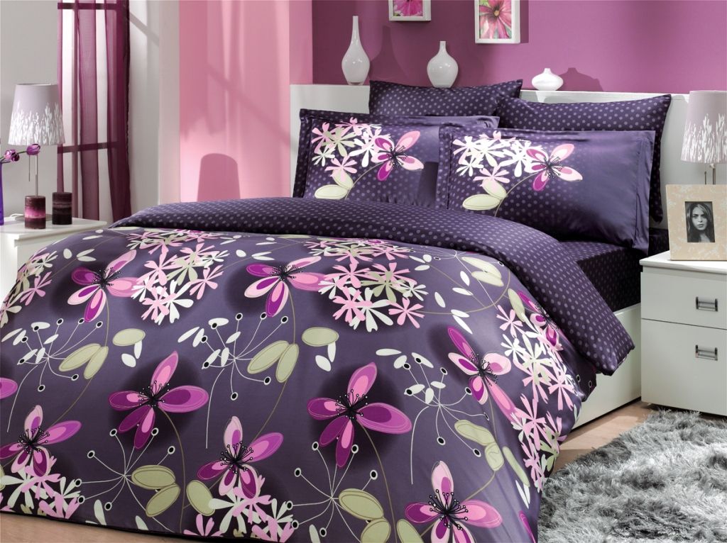 Комплект белья Hobby Home Collection Chichek, семейный, наволочки 50x70, 70x701501000300 Комплект белья Hobby Home Collection Chichek, семейный, наволочки 50x70, 70x701501000300Комплект белья Hobby Home Collection состоит из простыни, 2 пододеяльников и 4 наволочек. Белье выполнено из сатина. Это блестящая и плотная ткань из 100% натурального хлопка высокого качества, изготовленная путем сложного переплетения нескольких видов нитей. Сатиновое переплетение придает тканям повышенное сопротивление к истиранию. Красивый, изысканный внешний вид, мягкость и нежность ткани позволяет сравнивать сатин с шелком. А по прочности и долговечности сатину вообще нет равных, белье из этой благородной ткани выдерживает более 200 стирок, сохраняя при этом безупречный внешний вид. Помимо своих внешних качеств, ткань отличается хорошей способностью пропускать воздух и прекрасно впитывать влагу, благодаря чему оно подойдет людям, которые не переносят синтетическую ткань и прочие материалы, смешанные с синтетикой. Белье практически не мнется и легко стирается.
