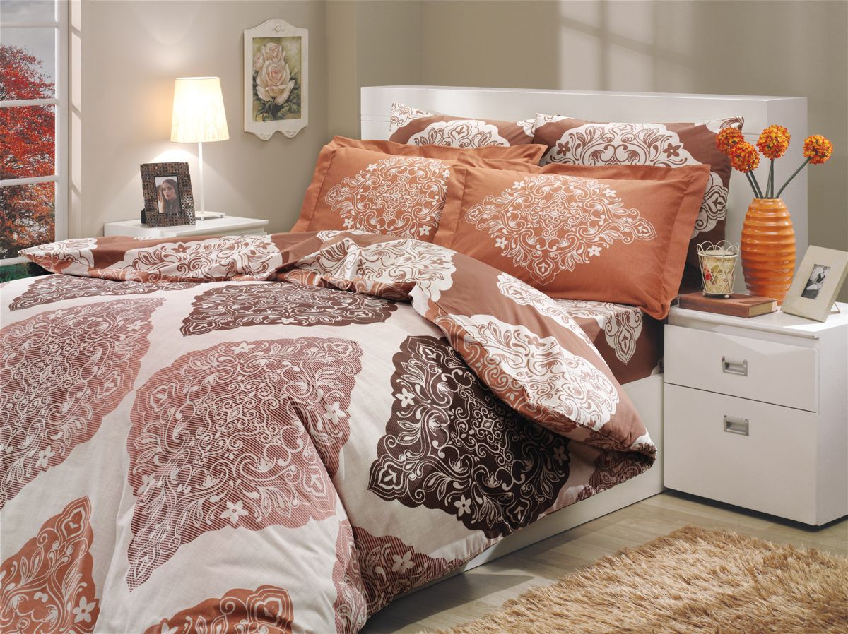 Комплект белья Hobby Home Collection Amanda, 2-спальный, наволочки 70x70, цвет: коричневый1501000617 Комплект белья Hobby Home Collection Amanda, 2-спальный, наволочки 70x70, цвет: коричневый1501000617Комплект белья Hobby Home Collection состоит из простыни, пододеяльника и 4 наволочек. Белье выполнено из поплина - это ткань из 100% натурального хлопка. По легенде этот материал впервые произвели во французской резиденции Папы Римского, городе Авиньон. За это ткань назвали поплином, что означает папский. По своим характеристикам она напоминает бязь, однако, на ощупь гораздо более мягкая и гладкая. Прекрасные потребительские качества обеспечили поплину популярность у розничного покупателя: ткань не выцветает и не мнется, ее можно не гладить вообще; не линяет и не деформируется при стирке до сорока градусов; на сто процентов состоит из натуральных хлопковых волокон.