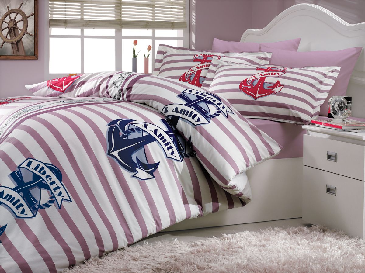Комплект белья Hobby Home Collection Bermuda, 2-спальный, наволочки 70x70, цвет: лиловый1501000630 Комплект белья Hobby Home Collection Bermuda, 2-спальный, наволочки 70x70, цвет: лиловый1501000630Комплект белья Hobby Home Collection состоит из простыни, пододеяльника и 4 наволочек. Белье выполнено из поплина - это ткань из 100% натурального хлопка. По легенде этот материал впервые произвели во французской резиденции Папы Римского, городе Авиньон. За это ткань назвали поплином, что означает папский. По своим характеристикам она напоминает бязь, однако, на ощупь гораздо более мягкая и гладкая. Прекрасные потребительские качества обеспечили поплину популярность у розничного покупателя: ткань не выцветает и не мнется, ее можно не гладить вообще; не линяет и не деформируется при стирке до сорока градусов; на сто процентов состоит из натуральных хлопковых волокон.