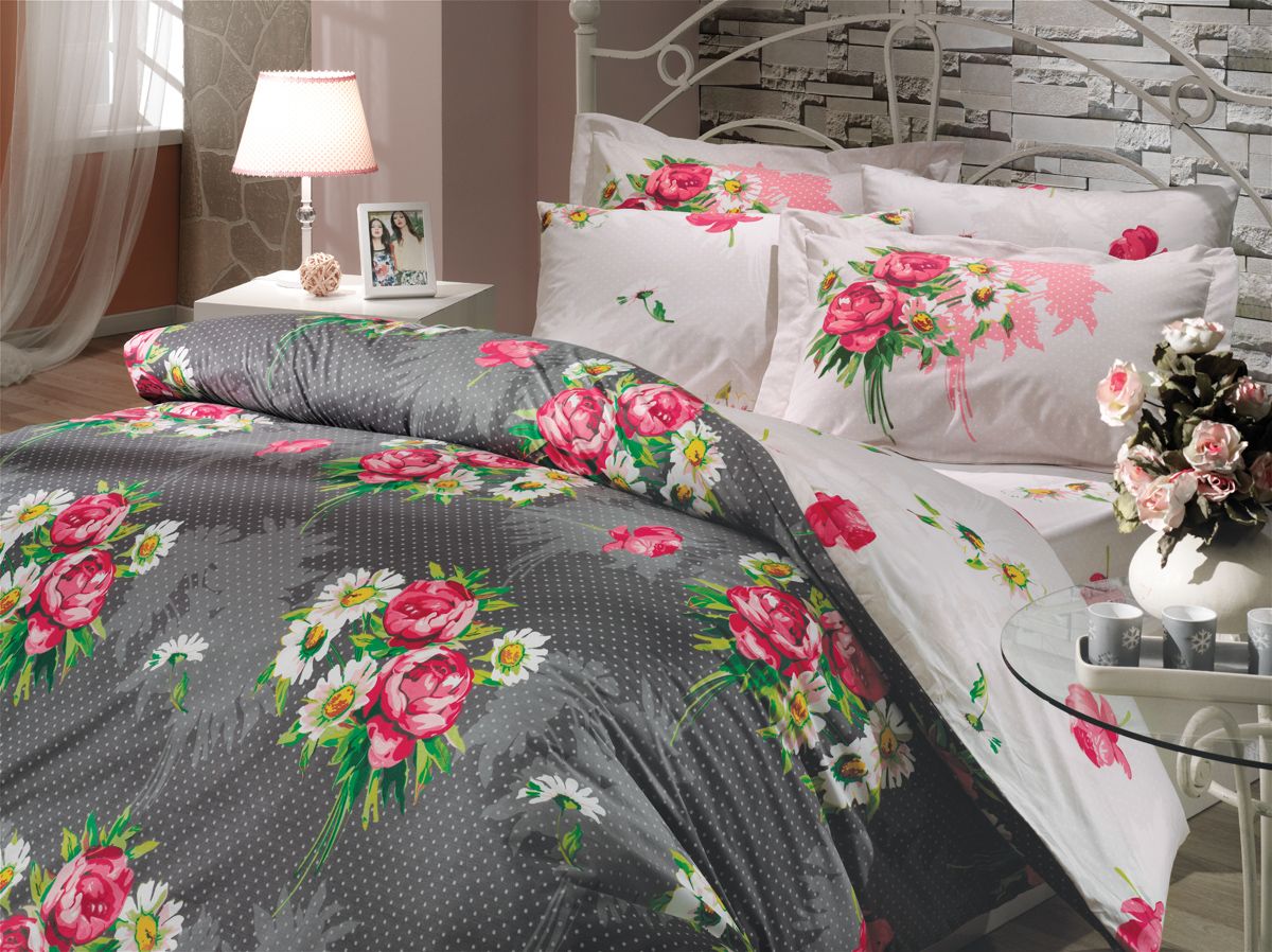 Комплект белья Hobby Home Collection Calvina, 2-спальный, наволочки 70x70, цвет: серый1501000633 Комплект белья Hobby Home Collection Calvina, 2-спальный, наволочки 70x70, цвет: серый1501000633Комплект белья Hobby Home Collection состоит из простыни, пододеяльника и 4 наволочек. Белье выполнено из поплина - это ткань из 100% натурального хлопка. По легенде этот материал впервые произвели во французской резиденции Папы Римского, городе Авиньон. За это ткань назвали поплином, что означает папский. По своим характеристикам она напоминает бязь, однако, на ощупь гораздо более мягкая и гладкая. Прекрасные потребительские качества обеспечили поплину популярность у розничного покупателя: ткань не выцветает и не мнется, ее можно не гладить вообще; не линяет и не деформируется при стирке до сорока градусов; на сто процентов состоит из натуральных хлопковых волокон.