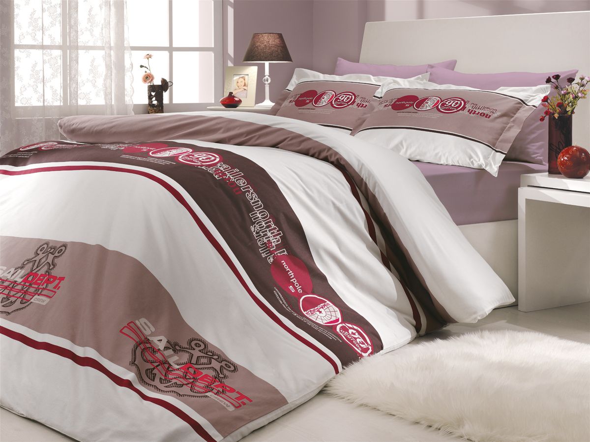 Комплект белья Hobby Home Collection Rota, 2-спальный, наволочки 50х70, 70х70, цвет: бордовый1501000683 Комплект белья Hobby Home Collection Rota, 2-спальный, наволочки 50х70, 70х70, цвет: бордовый1501000683Комплект постельного белья Hobby Home Collection изготовлен из высококачественного поплина. Поплин - это ткань, изготавливаемая традиционным полотняным плетением из 100% хлопка, но из нитей разного калибра, за счет чего полотно получается с легким рубчиковым рельефом. По многим характеристикам ткань похожа на бязь, но на ощупь гораздо приятнее — более гладкая и мягкая. Поплин обладает лучшими свойствами ткани для постельного белья. Он плотный и в то же время мягкий на ощупь, износостойкий, немнущийся, гигроскопичный и неприхотливый в уходе, а после стирки практически не нуждается в глажке. Поплин обладает множеством преимуществ: - белье из него плотное, прочное и износостойкое; - не выцветает и не сминается; - не линяет и не деформируется (при стирке до 40°С); - натуральный хлопок в составе обеспечивает абсолютную гигиеничность постельного белья; - поплин хорошо вентилируется и впитывает влагу, отводя ее излишки от тела. По легенде этот материал впервые произвели во французской резиденции Папы Римского, городе Авиньон. За это ткань назвали поплином, что означает папский. С тех пор, вслед за Европой, полотно покорило весь мир, и на сегодня это самый востребованный материал для постельного белья. Постельное белье имеет 3D рисунок. Это объемный рисунок, который позволяет увидеть изображение более реальным, живым. 3D печать на постельном белье невозможна простым способом. Для достижения высокого качества применяется Digital textile printing (англ. Digital textile printing - прямая цифровая печать по текстилю) — способ нанесения изображения на ткань, предполагающий прямую реактивную печать. Сам вид такой печати обеспечивает долговечность нанесенного изображения. На ткань, наносится ультрачеткое и яркое 3D изображение, вследствие чего картинка выглядит очень реалистично. Просматриваются даже самые мелкие детали. Постельное белье из поплина способно не только создать идеальные условия для сна, но и стать настоящим украшением вашей спальни.
