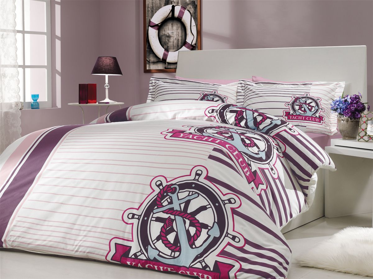 Комплект белья Hobby Home Collection Saranda, 2-спальный, наволочки 50х70, 70х70, цвет: лиловый1501000689 Комплект белья Hobby Home Collection Saranda, 2-спальный, наволочки 50х70, 70х70, цвет: лиловый1501000689Комплект постельного белья Hobby Home Collection изготовлен из высококачественного поплина. Поплин - это ткань, изготавливаемая традиционным полотняным плетением из 100% хлопка, но из нитей разного калибра, за счет чего полотно получается с легким рубчиковым рельефом. По многим характеристикам ткань похожа на бязь, но на ощупь гораздо приятнее — более гладкая и мягкая. Поплин обладает лучшими свойствами ткани для постельного белья. Он плотный и в то же время мягкий на ощупь, износостойкий, немнущийся, гигроскопичный и неприхотливый в уходе, а после стирки практически не нуждается в глажке. Поплин обладает множеством преимуществ: - белье из него плотное, прочное и износостойкое; - не выцветает и не сминается; - не линяет и не деформируется (при стирке до 40°С); - натуральный хлопок в составе обеспечивает абсолютную гигиеничность постельного белья; - поплин хорошо вентилируется и впитывает влагу, отводя ее излишки от тела. По легенде этот материал впервые произвели во французской резиденции Папы Римского, городе Авиньон. За это ткань назвали поплином, что означает папский. С тех пор, вслед за Европой, полотно покорило весь мир, и на сегодня это самый востребованный материал для постельного белья. Постельное белье имеет 3D рисунок. Это объемный рисунок, который позволяет увидеть изображение более реальным, живым. 3D печать на постельном белье невозможна простым способом. Для достижения высокого качества применяется Digital textile printing (англ. Digital textile printing - прямая цифровая печать по текстилю) — способ нанесения изображения на ткань, предполагающий прямую реактивную печать. Сам вид такой печати обеспечивает долговечность нанесенного изображения. На ткань, наносится ультрачеткое и яркое 3D изображение, вследствие чего картинка выглядит очень реалистично. Просматриваются даже самые мелкие детали. Постельное белье из поплина способно не только создать идеальные условия для сна, но и стать настоящим украшением вашей спальни.