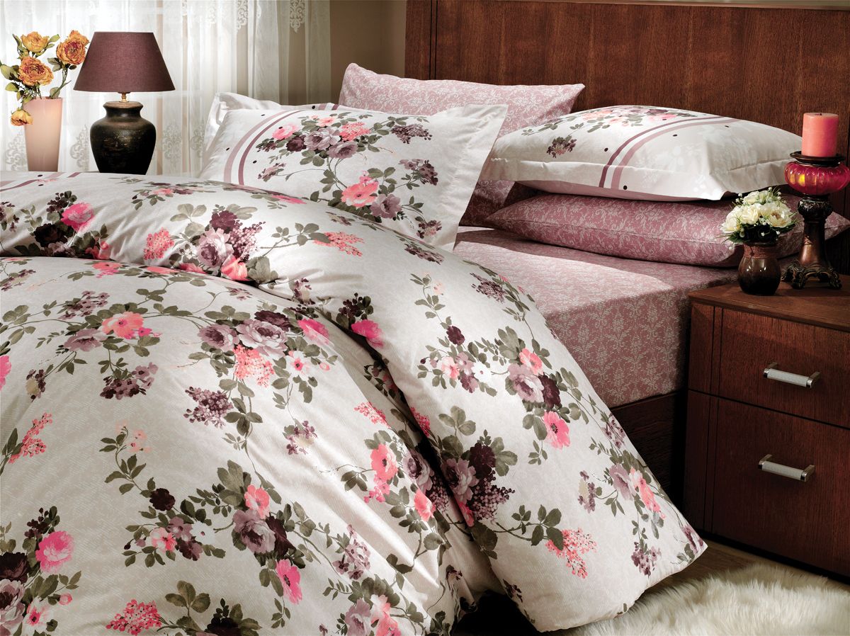 Комплект белья Hobby Home Collection Susana, 2-спальный, наволочки 50х70, 70х70, цвет: коричневый1501000701 Комплект белья Hobby Home Collection Susana, 2-спальный, наволочки 50х70, 70х70, цвет: коричневый1501000701Комплект постельного белья Hobby Home Collection изготовлен из высококачественного поплина. Поплин - это ткань, изготавливаемая традиционным полотняным плетением из 100% хлопка, но из нитей разного калибра, за счет чего полотно получается с легким рубчиковым рельефом. По многим характеристикам ткань похожа на бязь, но на ощупь гораздо приятнее — более гладкая и мягкая. Поплин обладает лучшими свойствами ткани для постельного белья. Он плотный и в то же время мягкий на ощупь, износостойкий, немнущийся, гигроскопичный и неприхотливый в уходе, а после стирки практически не нуждается в глажке. Поплин обладает множеством преимуществ: - белье из него плотное, прочное и износостойкое; - не выцветает и не сминается; - не линяет и не деформируется (при стирке до 40°С); - натуральный хлопок в составе обеспечивает абсолютную гигиеничность постельного белья; - поплин хорошо вентилируется и впитывает влагу, отводя ее излишки от тела. По легенде этот материал впервые произвели во французской резиденции Папы Римского, городе Авиньон. За это ткань назвали поплином, что означает папский. С тех пор, вслед за Европой, полотно покорило весь мир, и на сегодня это самый востребованный материал для постельного белья. Постельное белье имеет 3D рисунок. Это объемный рисунок, который позволяет увидеть изображение более реальным, живым. 3D печать на постельном белье невозможна простым способом. Для достижения высокого качества применяется Digital textile printing (англ. Digital textile printing - прямая цифровая печать по текстилю) — способ нанесения изображения на ткань, предполагающий прямую реактивную печать. Сам вид такой печати обеспечивает долговечность нанесенного изображения. На ткань, наносится ультрачеткое и яркое 3D изображение, вследствие чего картинка выглядит очень реалистично. Просматриваются даже самые мелкие детали. Постельное белье из поплина способно не только создать идеальные условия для сна, но и стать настоящим украшением вашей спальни.