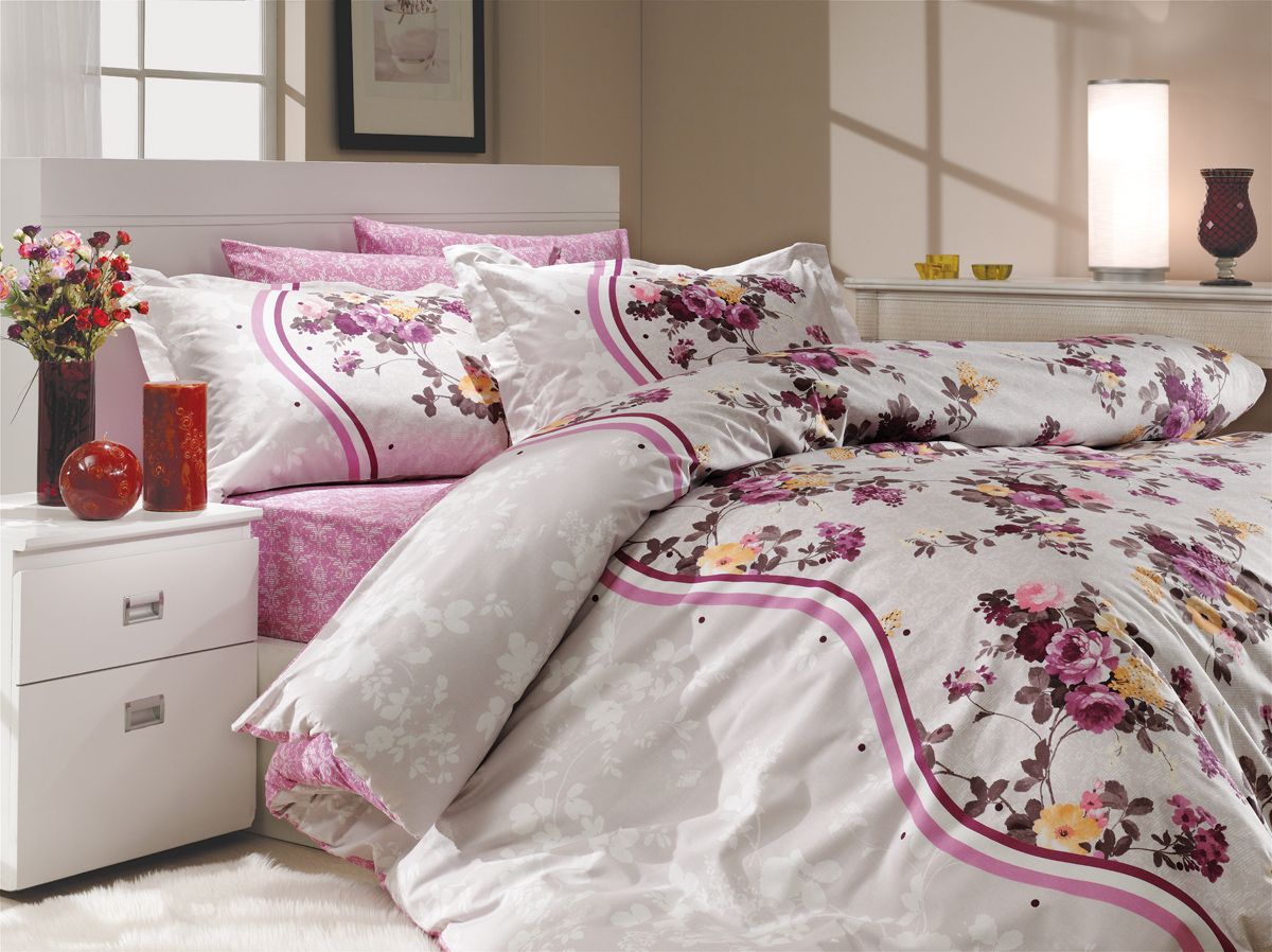 Комплект белья Hobby Home Collection Susana, 2-спальный, наволочки 50х70, 70х70, цвет: лиловый1501000702 Комплект белья Hobby Home Collection Susana, 2-спальный, наволочки 50х70, 70х70, цвет: лиловый1501000702Комплект постельного белья Hobby Home Collection изготовлен из высококачественного поплина. Поплин - это ткань, изготавливаемая традиционным полотняным плетением из 100% хлопка, но из нитей разного калибра, за счет чего полотно получается с легким рубчиковым рельефом. По многим характеристикам ткань похожа на бязь, но на ощупь гораздо приятнее — более гладкая и мягкая. Поплин обладает лучшими свойствами ткани для постельного белья. Он плотный и в то же время мягкий на ощупь, износостойкий, немнущийся, гигроскопичный и неприхотливый в уходе, а после стирки практически не нуждается в глажке. Поплин обладает множеством преимуществ: - белье из него плотное, прочное и износостойкое; - не выцветает и не сминается; - не линяет и не деформируется (при стирке до 40°С); - натуральный хлопок в составе обеспечивает абсолютную гигиеничность постельного белья; - поплин хорошо вентилируется и впитывает влагу, отводя ее излишки от тела. По легенде этот материал впервые произвели во французской резиденции Папы Римского, городе Авиньон. За это ткань назвали поплином, что означает папский. С тех пор, вслед за Европой, полотно покорило весь мир, и на сегодня это самый востребованный материал для постельного белья. Постельное белье имеет 3D рисунок. Это объемный рисунок, который позволяет увидеть изображение более реальным, живым. 3D печать на постельном белье невозможна простым способом. Для достижения высокого качества применяется Digital textile printing (англ. Digital textile printing - прямая цифровая печать по текстилю) — способ нанесения изображения на ткань, предполагающий прямую реактивную печать. Сам вид такой печати обеспечивает долговечность нанесенного изображения. На ткань, наносится ультрачеткое и яркое 3D изображение, вследствие чего картинка выглядит очень реалистично. Просматриваются даже самые мелкие детали. Постельное белье из поплина способно не только создать идеальные условия для сна, но и стать настоящим украшением вашей спальни.