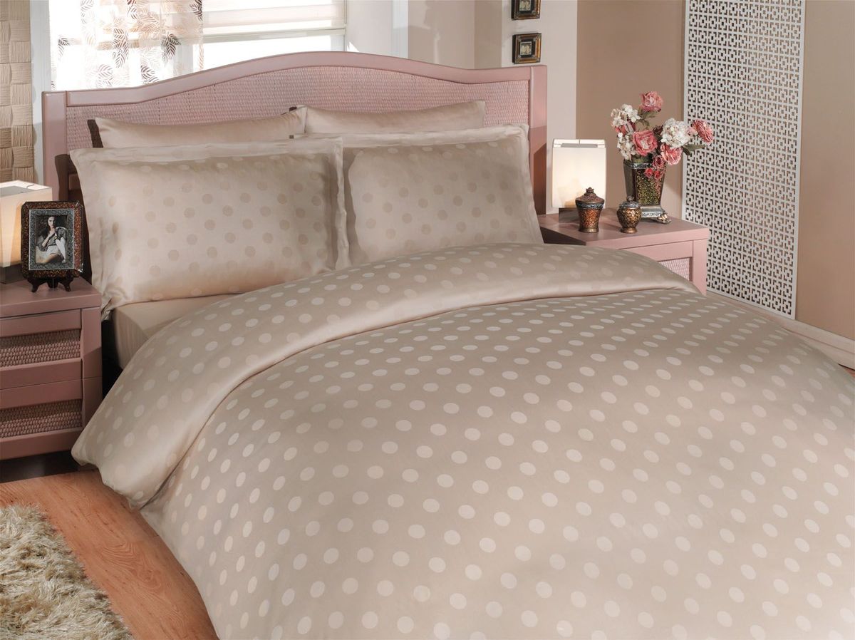 Комплект белья Hobby Home Collection Diamond Spot, евро, наволочки 70x70, цвет: бежевый1501000810 Комплект белья Hobby Home Collection Diamond Spot, евро, наволочки 70x70, цвет: бежевый1501000810Комплект белья Hobby Home Collection состоит из простыни, пододеяльника и 4 наволочек. Белье выполнено из бамбуковой пряжи - мягкого и легкого материала с приятным блеском. Хорошо пропускает влагу.По тонкости и белизне бамбук напоминает классическую вискозу, а также обладает высокой прочностью. К тому же в противовес другим натуральным тканям, он практически не меняется и не электризуется. Даже после пятидесяти стирок, ткань остается антибактериальной.Постельное белье из такой ткани идеально подходит для аллергиков и детей, поскольку не вызывает аллергии. Есть еще одно свойство бамбука - он полезен для кожи благодаря содержащимся в бамбуке аминокислотам.