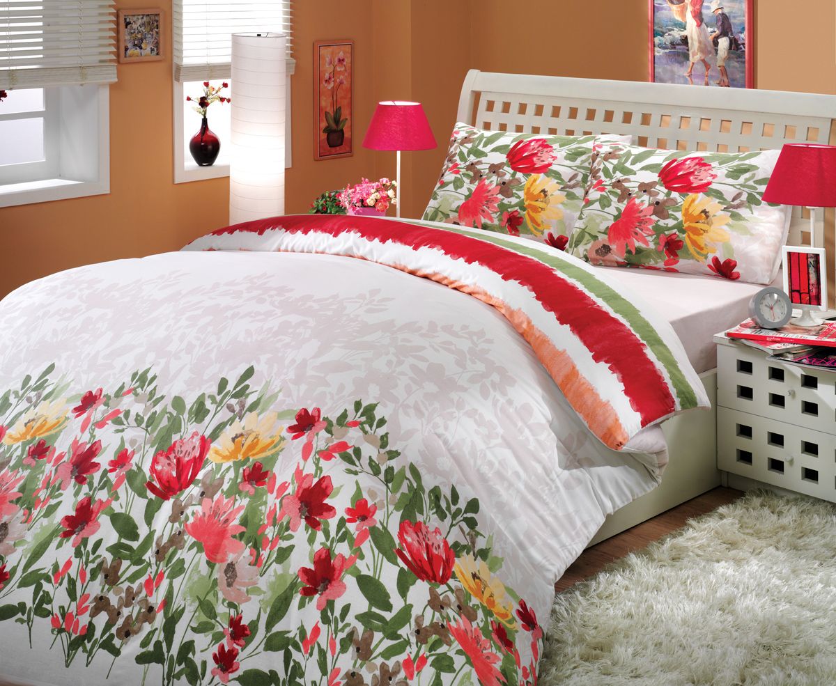 Комплект белья Hobby Home Collection Lilian, 2-спальный, наволочки 50х70, 70х70, цвет: красный1501000911 Комплект белья Hobby Home Collection Lilian, 2-спальный, наволочки 50х70, 70х70, цвет: красный1501000911Комплект постельного белья Hobby Home Collection изготовлен из высококачественного ранфорса (100% натурального хлопка). Ранфорс по своим техническим и тактильным свойствам значительно лучше бязи, практичнее льна и служит более недорогой альтернативой сатину. Ткань подстраивается под температуру воздуха: зимой на таком белье тепло, а летом прохладно. Белье легко стирается, обладает высокой гигроскопичностью и воздухопроницаемостью. Оно является достаточно прочным и стойким к деформациям, поэтому способно выдержать многочисленные циклы стирки. При этом на протяжении всего срока службы белье сохраняет мягкость и легкость. Стильный продукт с оригинальными дизайнами станет отличным выбором для людей, стремящихся всегда быть в центре внимания.