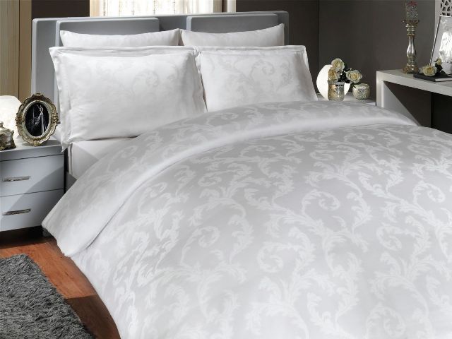 Комплект белья Hobby Home Collection Diamond Flower, евро, наволочки 70x70, цвет: белый1501000916 Комплект белья Hobby Home Collection Diamond Flower, евро, наволочки 70x70, цвет: белый1501000916Комплект белья Hobby Home Collection состоит из простыни, пододеяльника и 4 наволочек. Белье выполнено из бамбуковой пряжи - мягкого и легкого материала с приятным блеском. Хорошо пропускает влагу.По тонкости и белизне бамбук напоминает классическую вискозу, а также обладает высокой прочностью. К тому же в противовес другим натуральным тканям, он практически не меняется и не электризуется. Даже после пятидесяти стирок, ткань остается антибактериальной.Постельное белье из такой ткани идеально подходит для аллергиков и детей, поскольку не вызывает аллергии. Есть еще одно свойство бамбука - он полезен для кожи благодаря содержащимся в бамбуке аминокислотам.
