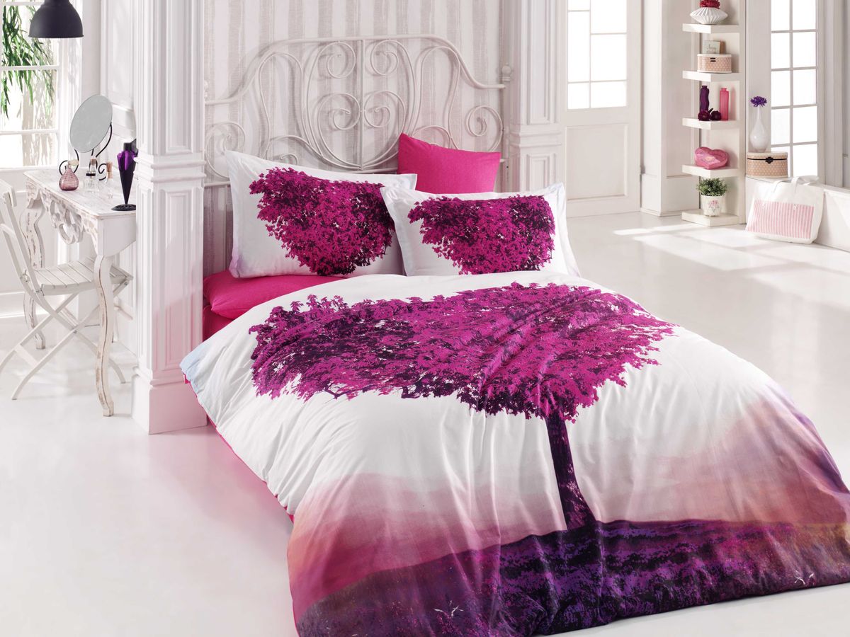 Комплект белья Hobby Home Collection Paradise, евро, наволочки 50x70, 70x70, цвет: мульти1501000934 Комплект белья Hobby Home Collection Paradise, евро, наволочки 50x70, 70x70, цвет: мульти1501000934Комплект постельного белья Hobby Home Collection изготовлен из высококачественного поплина. Поплин - это ткань, изготавливаемая традиционным полотняным плетением из 100% хлопка, но из нитей разного калибра, за счет чего полотно получается с легким рубчиковым рельефом. По многим характеристикам ткань похожа на бязь, но на ощупь гораздо приятнее — более гладкая и мягкая. Поплин обладает лучшими свойствами ткани для постельного белья. Он плотный и в то же время мягкий на ощупь, износостойкий, немнущийся, гигроскопичный и неприхотливый в уходе, а после стирки практически не нуждается в глажке. Поплин обладает множеством преимуществ: - белье из него плотное, прочное и износостойкое; - не выцветает и не сминается; - не линяет и не деформируется (при стирке до 40°С); - натуральный хлопок в составе обеспечивает абсолютную гигиеничность постельного белья; - поплин хорошо вентилируется и впитывает влагу, отводя ее излишки от тела. По легенде этот материал впервые произвели во французской резиденции Папы Римского, городе Авиньон. За это ткань назвали поплином, что означает папский. С тех пор, вслед за Европой, полотно покорило весь мир, и на сегодня это самый востребованный материал для постельного белья. Постельное белье имеет 3D рисунок. Это объемный рисунок, который позволяет увидеть изображение более реальным, живым. 3D печать на постельном белье невозможна простым способом. Для достижения высокого качества применяется Digital textile printing (англ. Digital textile printing - прямая цифровая печать по текстилю) — способ нанесения изображения на ткань, предполагающий прямую реактивную печать. Сам вид такой печати обеспечивает долговечность нанесенного изображения. На ткань, наносится ультрачеткое и яркое 3D изображение, вследствие чего картинка выглядит очень реалистично. Просматриваются даже самые мелкие детали. Постельное белье из поплина способно не только создать идеальные условия для сна, но и стать настоящим украшением вашей спальни.