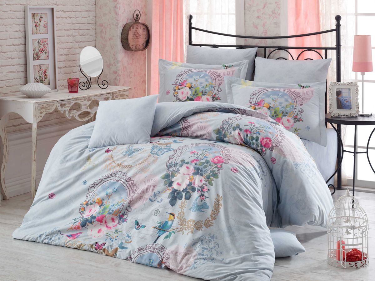 Комплект белья Hobby Home Collection Serefina, евро, наволочки 50x70, 70x70, цвет: бирюзовый1501000936 Комплект белья Hobby Home Collection Serefina, евро, наволочки 50x70, 70x70, цвет: бирюзовый1501000936Комплект постельного белья Hobby Home Collection изготовлен из высококачественного поплина. Поплин - это ткань, изготавливаемая традиционным полотняным плетением из 100% хлопка, но из нитей разного калибра, за счет чего полотно получается с легким рубчиковым рельефом. По многим характеристикам ткань похожа на бязь, но на ощупь гораздо приятнее — более гладкая и мягкая. Поплин обладает лучшими свойствами ткани для постельного белья. Он плотный и в то же время мягкий на ощупь, износостойкий, немнущийся, гигроскопичный и неприхотливый в уходе, а после стирки практически не нуждается в глажке. Поплин обладает множеством преимуществ: - белье из него плотное, прочное и износостойкое; - не выцветает и не сминается; - не линяет и не деформируется (при стирке до 40°С); - натуральный хлопок в составе обеспечивает абсолютную гигиеничность постельного белья; - поплин хорошо вентилируется и впитывает влагу, отводя ее излишки от тела. По легенде этот материал впервые произвели во французской резиденции Папы Римского, городе Авиньон. За это ткань назвали поплином, что означает папский. С тех пор, вслед за Европой, полотно покорило весь мир, и на сегодня это самый востребованный материал для постельного белья. Постельное белье имеет 3D рисунок. Это объемный рисунок, который позволяет увидеть изображение более реальным, живым. 3D печать на постельном белье невозможна простым способом. Для достижения высокого качества применяется Digital textile printing (англ. Digital textile printing - прямая цифровая печать по текстилю) — способ нанесения изображения на ткань, предполагающий прямую реактивную печать. Сам вид такой печати обеспечивает долговечность нанесенного изображения. На ткань, наносится ультрачеткое и яркое 3D изображение, вследствие чего картинка выглядит очень реалистично. Просматриваются даже самые мелкие детали. Постельное белье из поплина способно не только создать идеальные условия для сна, но и стать настоящим украшением вашей спальни.