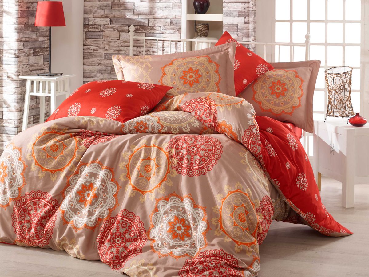 Комплект белья Hobby Home Collection Ottoman, евро, наволочки 50x70, 70x70, цвет: золото1501000950 Комплект белья Hobby Home Collection Ottoman, евро, наволочки 50x70, 70x70, цвет: золото1501000950Комплект постельного белья Hobby Home Collection изготовлен из высококачественного сатина (100% натурального хлопка путем сложного переплетения нескольких видов нитей). Ткань отличается хорошей способностью пропускать воздух и прекрасно впитывать влагу, благодаря чему подойдет людям, которые не переносят синтетическую ткань и прочие материалы, смешанные с синтетикой. Белье практически не мнется. Достоинства сатина: - он невероятно приятен на ощупь — гладкий, мягкий, нежный и необычайно плотный; - внешне, своим легким блеском, он напоминает дорогостоящий шелк, но по цене значительно ниже; - несмотря на мягкость, сатин прочен и долговечен благодаря особому переплетению нитей (по долговечности сатину нет равных); - ткань из натуральных хлопковых нитей обеспечивает абсолютную гигиеничность и гипоаллергенность; - применение современных технологий при нанесении принта гарантирует высокую цветоустойчивость и возможность создавать разнообразный дизайн. Белье становится ярким, стильным, оригинальным акцентом в вашей спальной комнате. Постельное белье из сатина поражает своей красотой и изяществом, создавая неповторимый интерьер в вашей спальне.