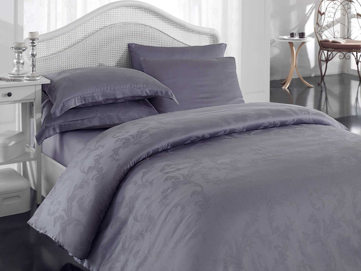 Комплект белья Hobby Home Collection Diamond Flower, семейный, наволочки 50x70, 70x70, цвет: серый1607000032 Комплект белья Hobby Home Collection Diamond Flower, семейный, наволочки 50x70, 70x70, цвет: серый1607000032Комплект белья Hobby Home Collection состоит из простыни, 2 пододеяльников и 4 наволочек. Белье выполнено из бамбуковой пряжи - мягкого и легкого материала с приятным блеском. Хорошо пропускает влагу.По тонкости и белизне бамбук напоминает классическую вискозу, а также обладает высокой прочностью. К тому же в противовес другим натуральным тканям, он практически не меняется и не электризуется. Даже после пятидесяти стирок, ткань остается антибактериальной.Постельное белье из такой ткани идеально подходит для аллергиков и детей, поскольку не вызывает аллергии. Есть еще одно свойство бамбука - он полезен для кожи благодаря содержащимся в бамбуке аминокислотам.