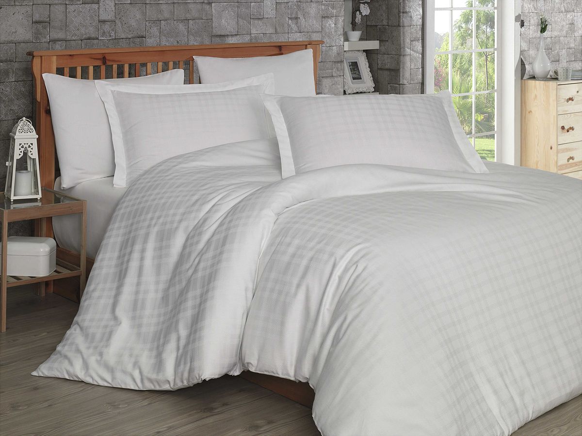 Комплект белья Hobby Home Collection Ekose, семейный, наволочки 50x70, 70x70, цвет: кремовый1607000045 Комплект белья Hobby Home Collection Ekose, семейный, наволочки 50x70, 70x70, цвет: кремовый1607000045Комплект белья Hobby Home Collection состоит из простыни, 2 пододеяльников и 4 наволочек. Белье выполнено из сатина. Это блестящая и плотная ткань из 100% натурального хлопка высокого качества, изготовленная путем сложного переплетения нескольких видов нитей. Сатиновое переплетение придает тканям повышенное сопротивление к истиранию. Красивый, изысканный внешний вид, мягкость и нежность ткани позволяет сравнивать сатин с шелком. А по прочности и долговечности сатину вообще нет равных, белье из этой благородной ткани выдерживает более 200 стирок, сохраняя при этом безупречный внешний вид. Помимо своих внешних качеств, ткань отличается хорошей способностью пропускать воздух и прекрасно впитывать влагу, благодаря чему оно подойдет людям, которые не переносят синтетическую ткань и прочие материалы, смешанные с синтетикой. Белье практически не мнется и легко стирается.