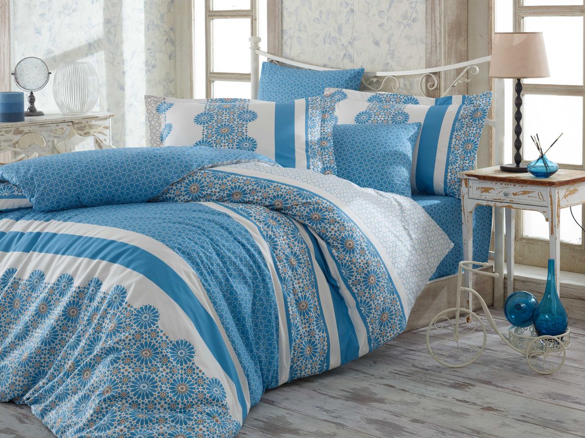 Комплект белья Hobby Home Collection Lisa, 2-спальный, наволочки 50х70, 70х70, цвет: синий1607000057 Комплект белья Hobby Home Collection Lisa, 2-спальный, наволочки 50х70, 70х70, цвет: синий1607000057Комплект постельного белья Hobby Home Collection изготовлен из высококачественного поплина. Поплин - это ткань, изготавливаемая традиционным полотняным плетением из 100% хлопка, но из нитей разного калибра, за счет чего полотно получается с легким рубчиковым рельефом. По многим характеристикам ткань похожа на бязь, но на ощупь гораздо приятнее — более гладкая и мягкая. Поплин обладает лучшими свойствами ткани для постельного белья. Он плотный и в то же время мягкий на ощупь, износостойкий, немнущийся, гигроскопичный и неприхотливый в уходе, а после стирки практически не нуждается в глажке. Поплин обладает множеством преимуществ: - белье из него плотное, прочное и износостойкое; - не выцветает и не сминается; - не линяет и не деформируется (при стирке до 40°С); - натуральный хлопок в составе обеспечивает абсолютную гигиеничность постельного белья; - поплин хорошо вентилируется и впитывает влагу, отводя ее излишки от тела. По легенде этот материал впервые произвели во французской резиденции Папы Римского, городе Авиньон. За это ткань назвали поплином, что означает папский. С тех пор, вслед за Европой, полотно покорило весь мир, и на сегодня это самый востребованный материал для постельного белья. Постельное белье имеет 3D рисунок. Это объемный рисунок, который позволяет увидеть изображение более реальным, живым. 3D печать на постельном белье невозможна простым способом. Для достижения высокого качества применяется Digital textile printing (англ. Digital textile printing - прямая цифровая печать по текстилю) — способ нанесения изображения на ткань, предполагающий прямую реактивную печать. Сам вид такой печати обеспечивает долговечность нанесенного изображения. На ткань, наносится ультрачеткое и яркое 3D изображение, вследствие чего картинка выглядит очень реалистично. Просматриваются даже самые мелкие детали. Постельное белье из поплина способно не только создать идеальные условия для сна, но и стать настоящим украшением вашей спальни.