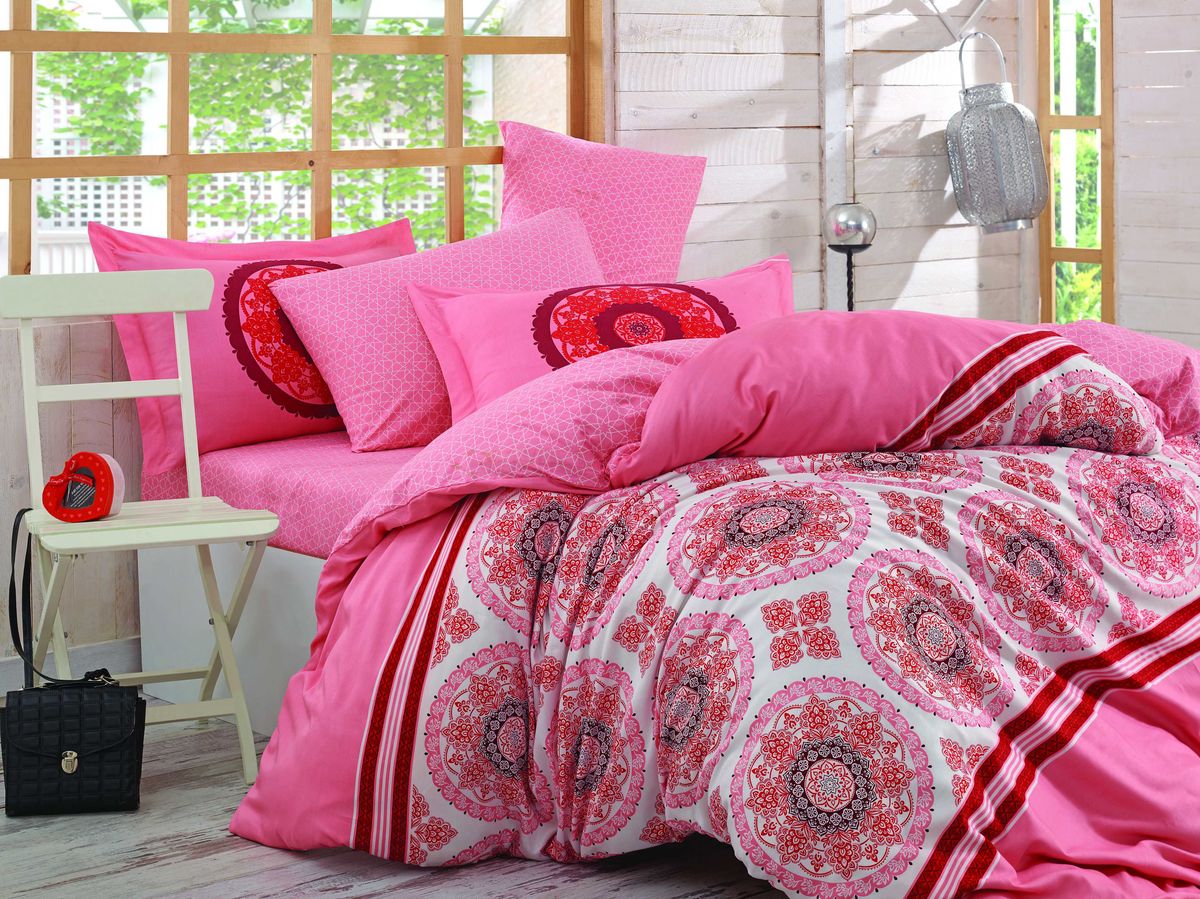 Комплект белья Hobby Home Collection Silvana, 2-спальный, наволочки 50х70, 70х70, цвет: коралловый1607000085 Комплект белья Hobby Home Collection Silvana, 2-спальный, наволочки 50х70, 70х70, цвет: коралловый1607000085Комплект постельного белья Hobby Home Collection изготовлен из высококачественного поплина. Поплин - это ткань, изготавливаемая традиционным полотняным плетением из 100% хлопка, но из нитей разного калибра, за счет чего полотно получается с легким рубчиковым рельефом. По многим характеристикам ткань похожа на бязь, но на ощупь гораздо приятнее — более гладкая и мягкая. Поплин обладает лучшими свойствами ткани для постельного белья. Он плотный и в то же время мягкий на ощупь, износостойкий, немнущийся, гигроскопичный и неприхотливый в уходе, а после стирки практически не нуждается в глажке. Поплин обладает множеством преимуществ: - белье из него плотное, прочное и износостойкое; - не выцветает и не сминается; - не линяет и не деформируется (при стирке до 40°С); - натуральный хлопок в составе обеспечивает абсолютную гигиеничность постельного белья; - поплин хорошо вентилируется и впитывает влагу, отводя ее излишки от тела. По легенде этот материал впервые произвели во французской резиденции Папы Римского, городе Авиньон. За это ткань назвали поплином, что означает папский. С тех пор, вслед за Европой, полотно покорило весь мир, и на сегодня это самый востребованный материал для постельного белья. Постельное белье имеет 3D рисунок. Это объемный рисунок, который позволяет увидеть изображение более реальным, живым. 3D печать на постельном белье невозможна простым способом. Для достижения высокого качества применяется Digital textile printing (англ. Digital textile printing - прямая цифровая печать по текстилю) — способ нанесения изображения на ткань, предполагающий прямую реактивную печать. Сам вид такой печати обеспечивает долговечность нанесенного изображения. На ткань, наносится ультрачеткое и яркое 3D изображение, вследствие чего картинка выглядит очень реалистично. Просматриваются даже самые мелкие детали. Постельное белье из поплина способно не только создать идеальные условия для сна, но и стать настоящим украшением вашей спальни.
